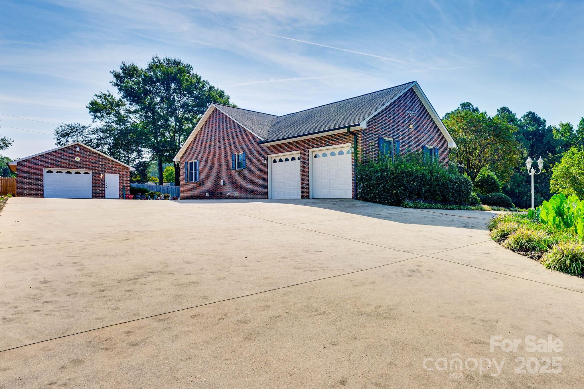 3132 Fox Den Circle Property Photo 2