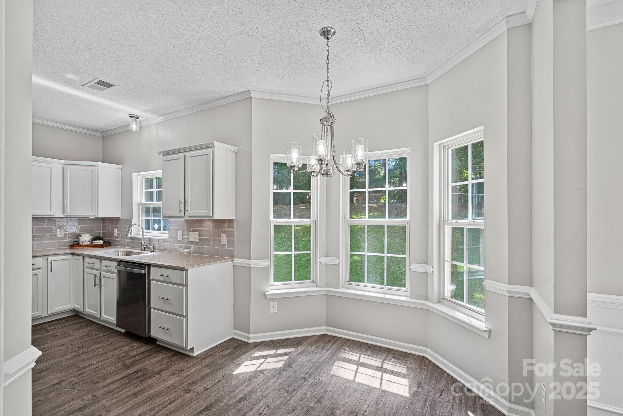 7528 Grabill Drive Property Photo 10