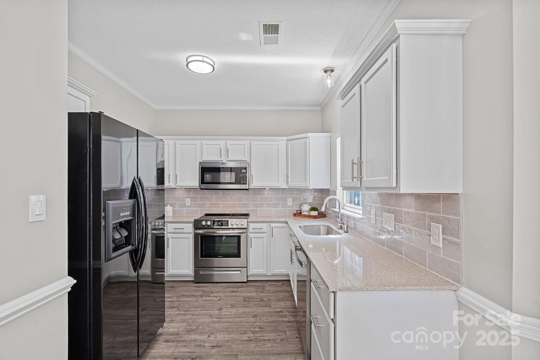 7528 Grabill Drive Property Photo 11