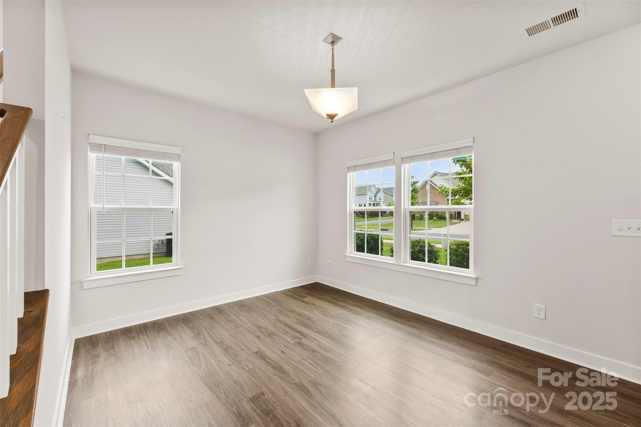 1686 Scarbrough Circle 585 Property Photo 4