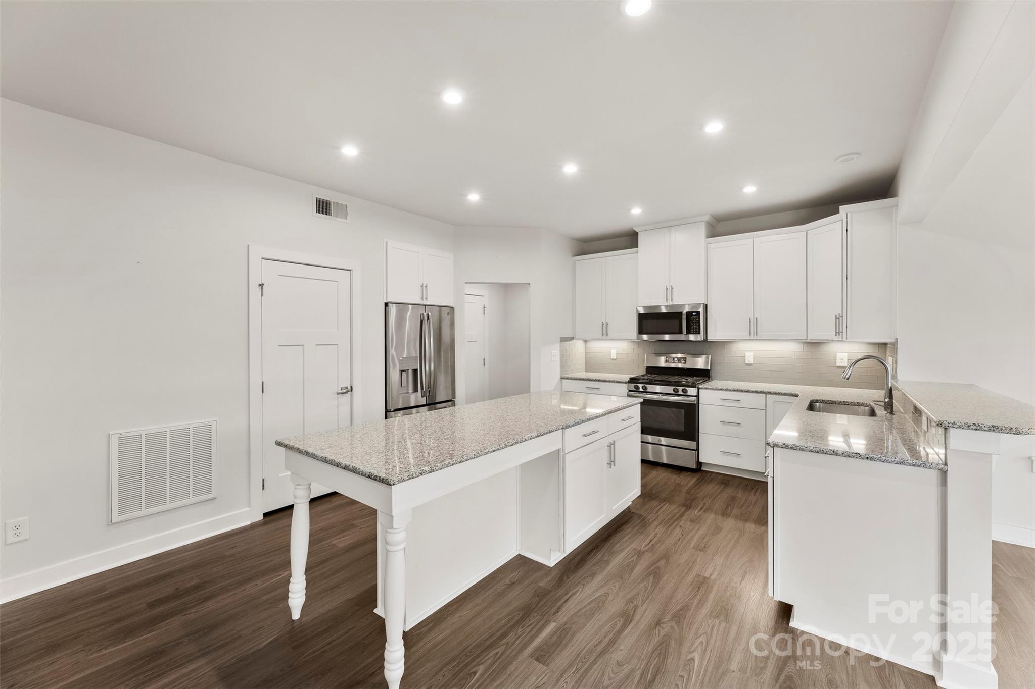 1686 Scarbrough Circle 585 Property Photo 13