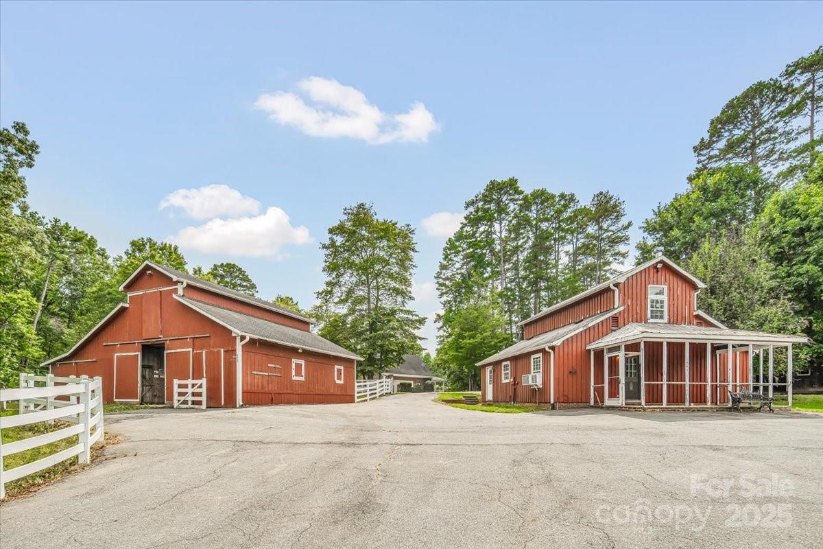 406 Duck Creek Lane Property Photo 3