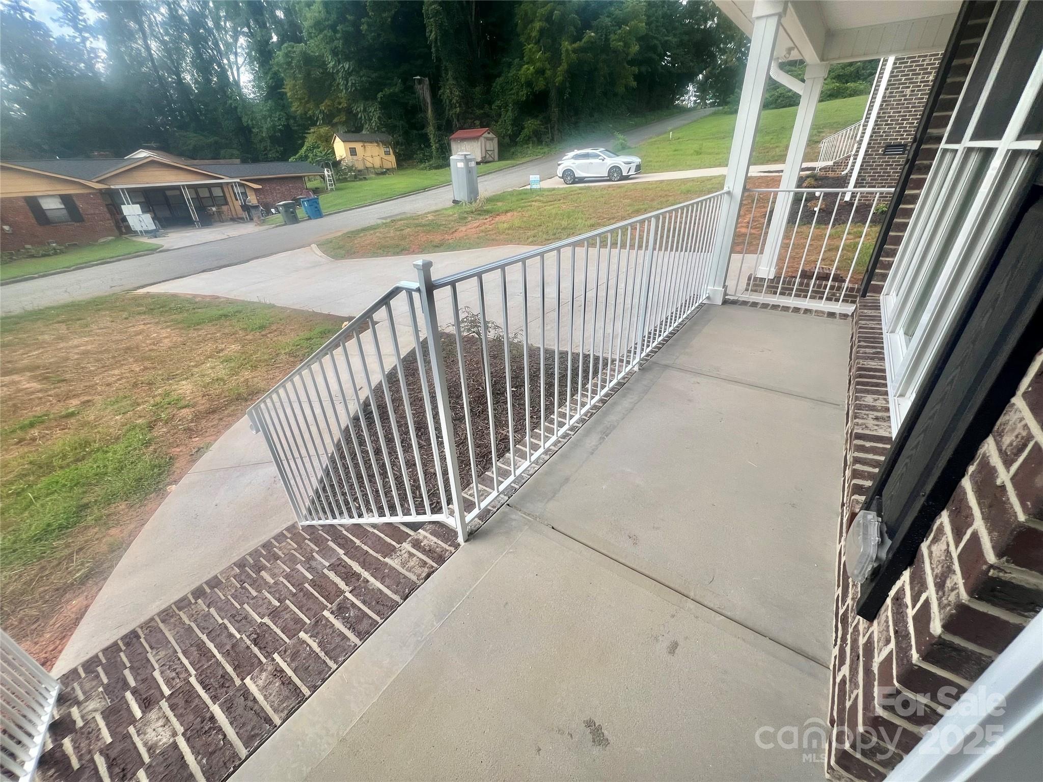 1280 N Shaver Street Property Photo 2