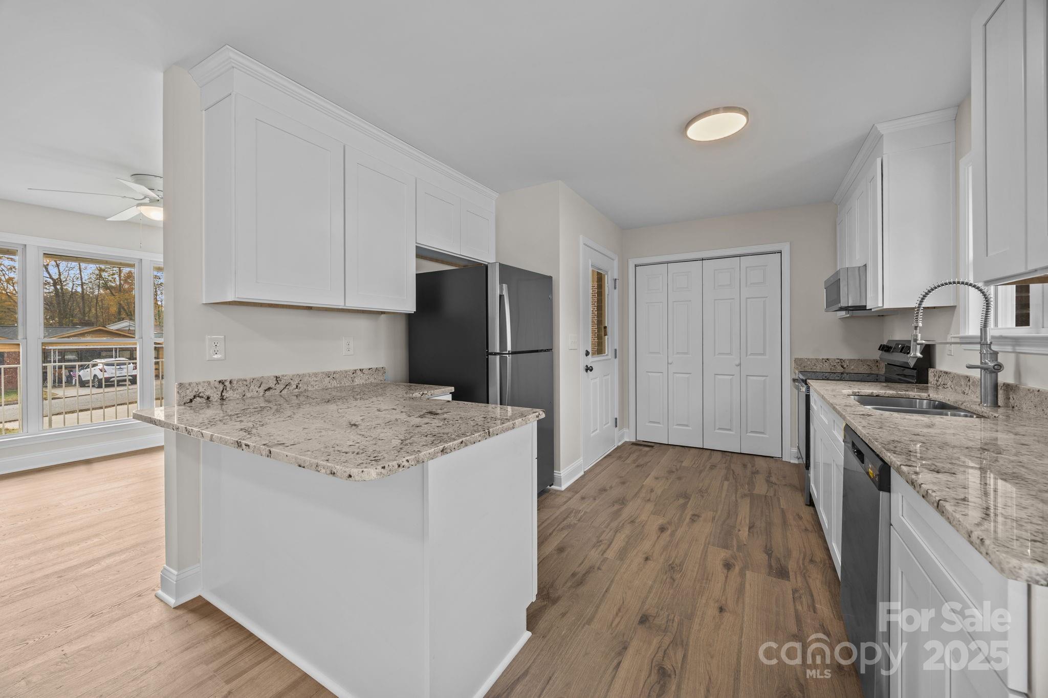 1280 N Shaver Street Property Photo 6