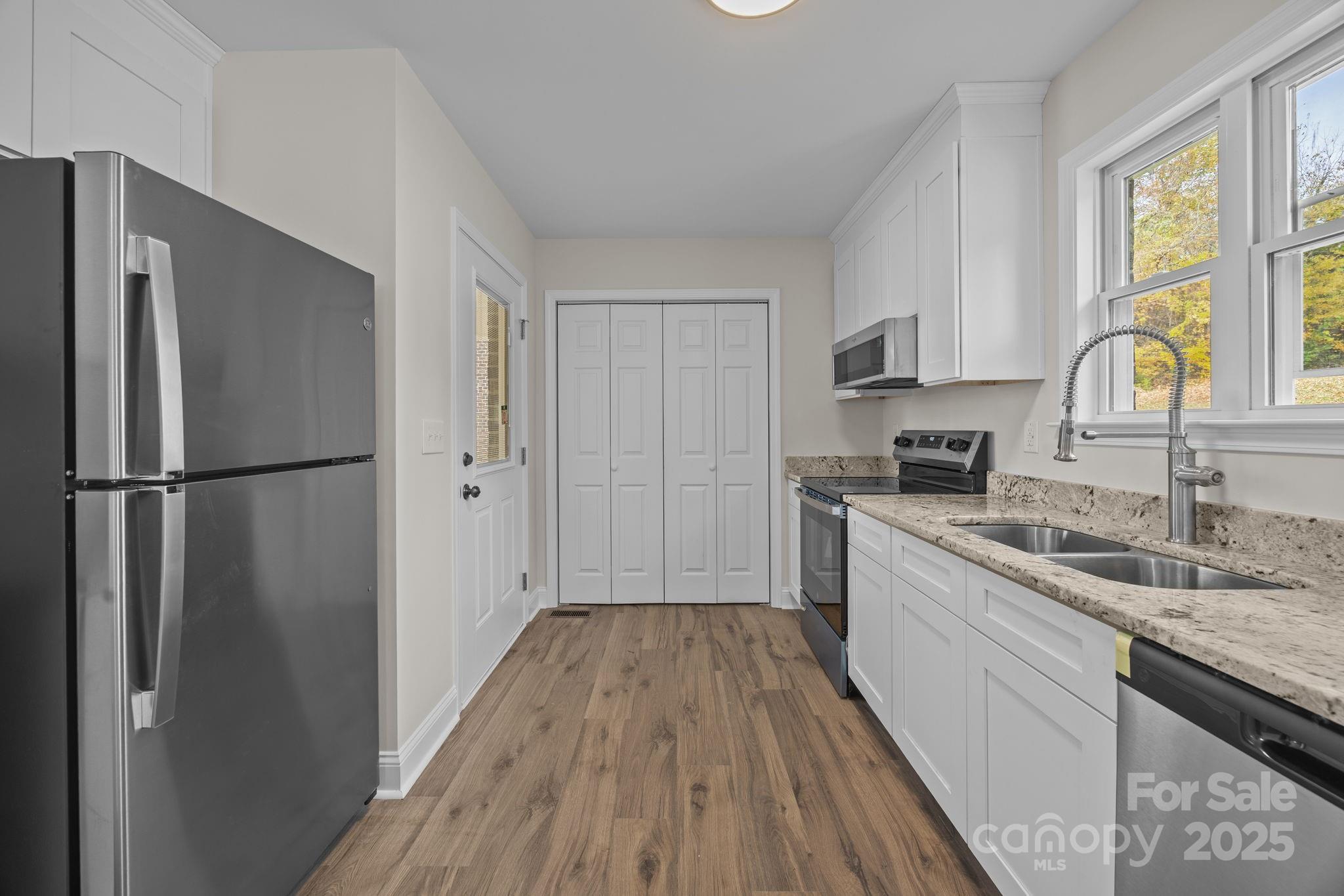 1280 N Shaver Street Property Photo 7