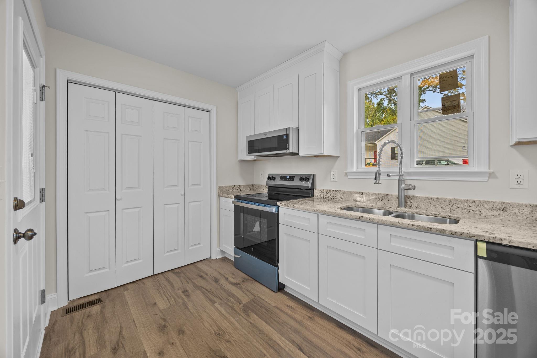 1280 N Shaver Street Property Photo 9
