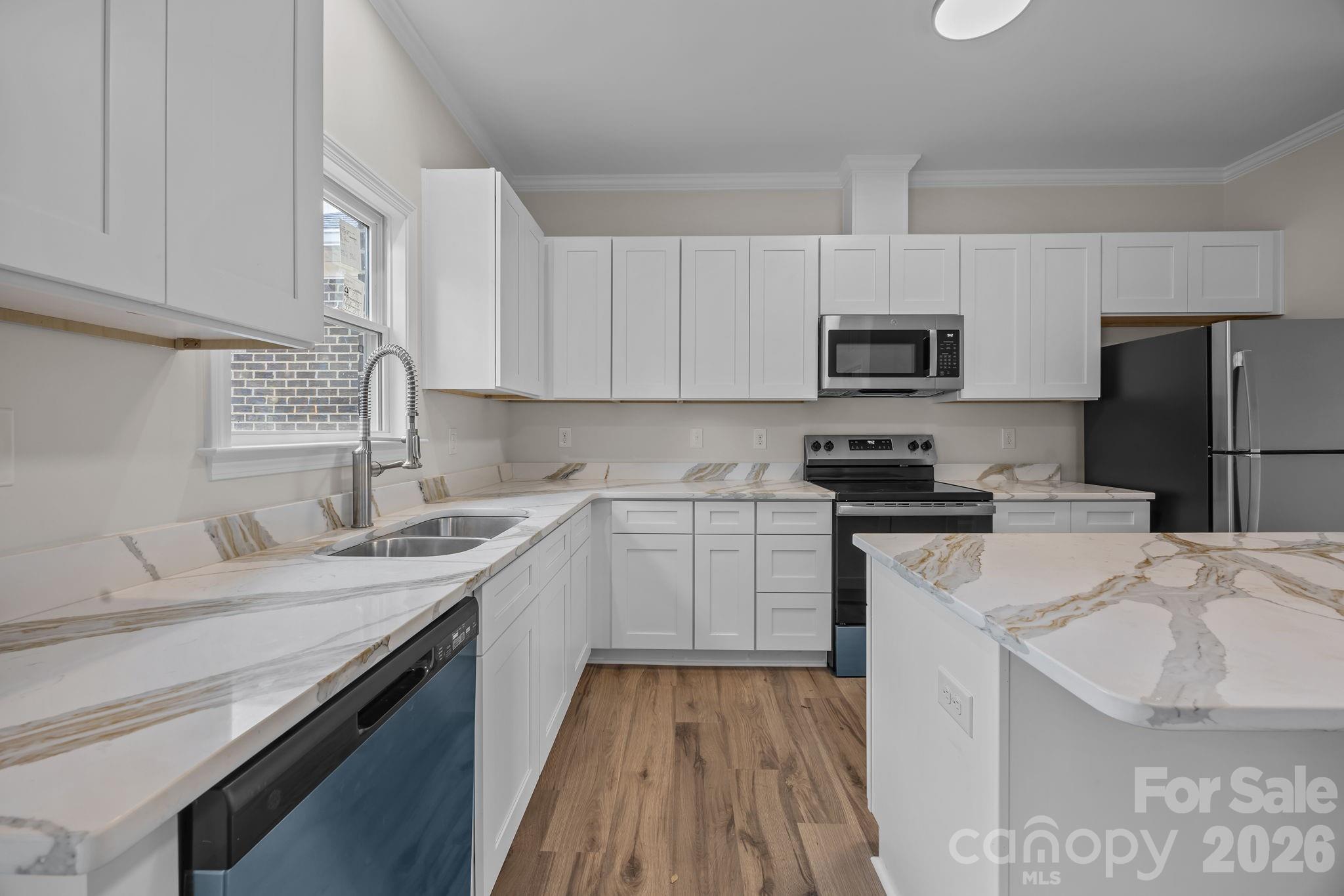 1270 N Shaver Street Property Photo 3