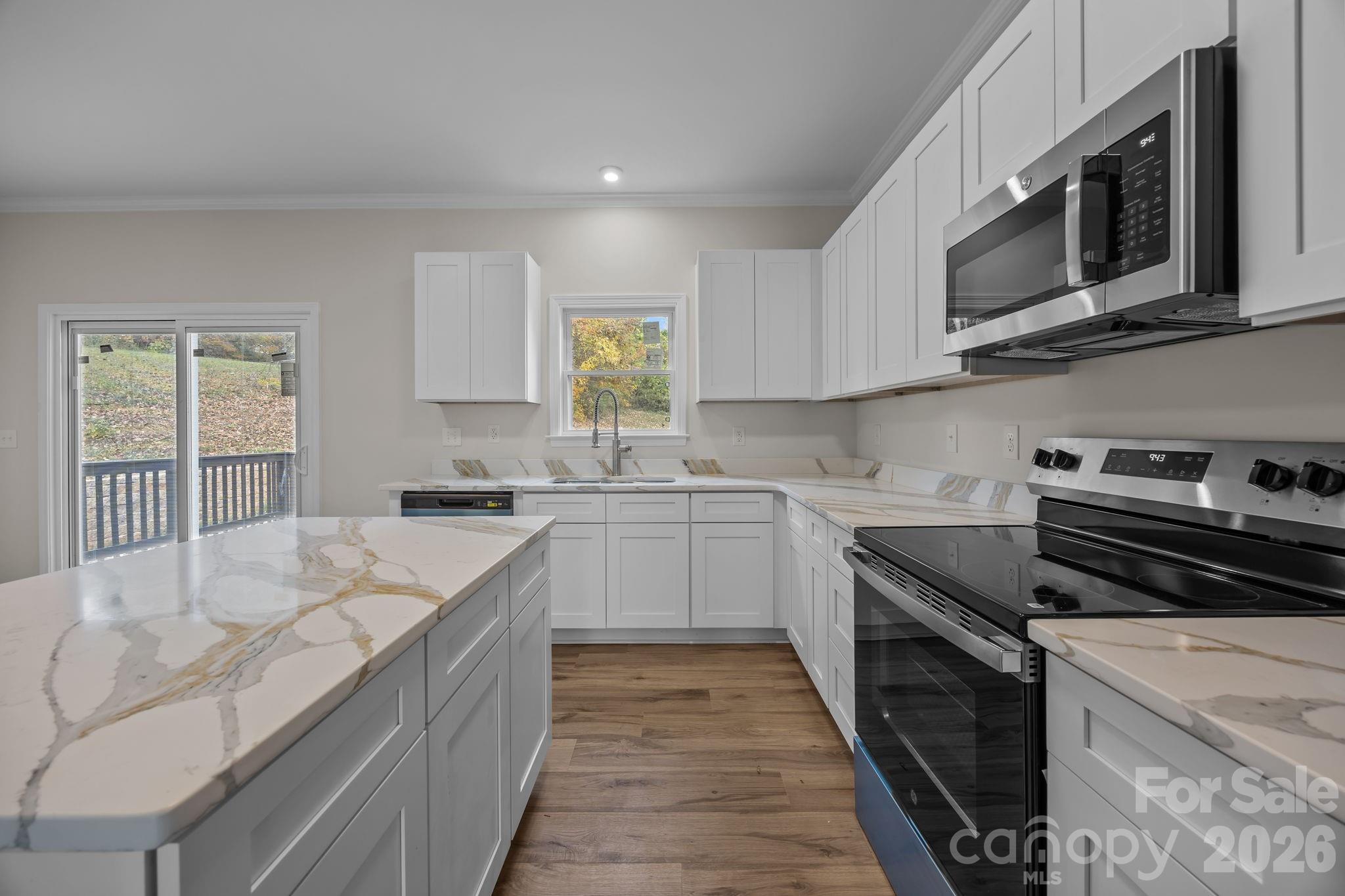 1270 N Shaver Street Property Photo 4