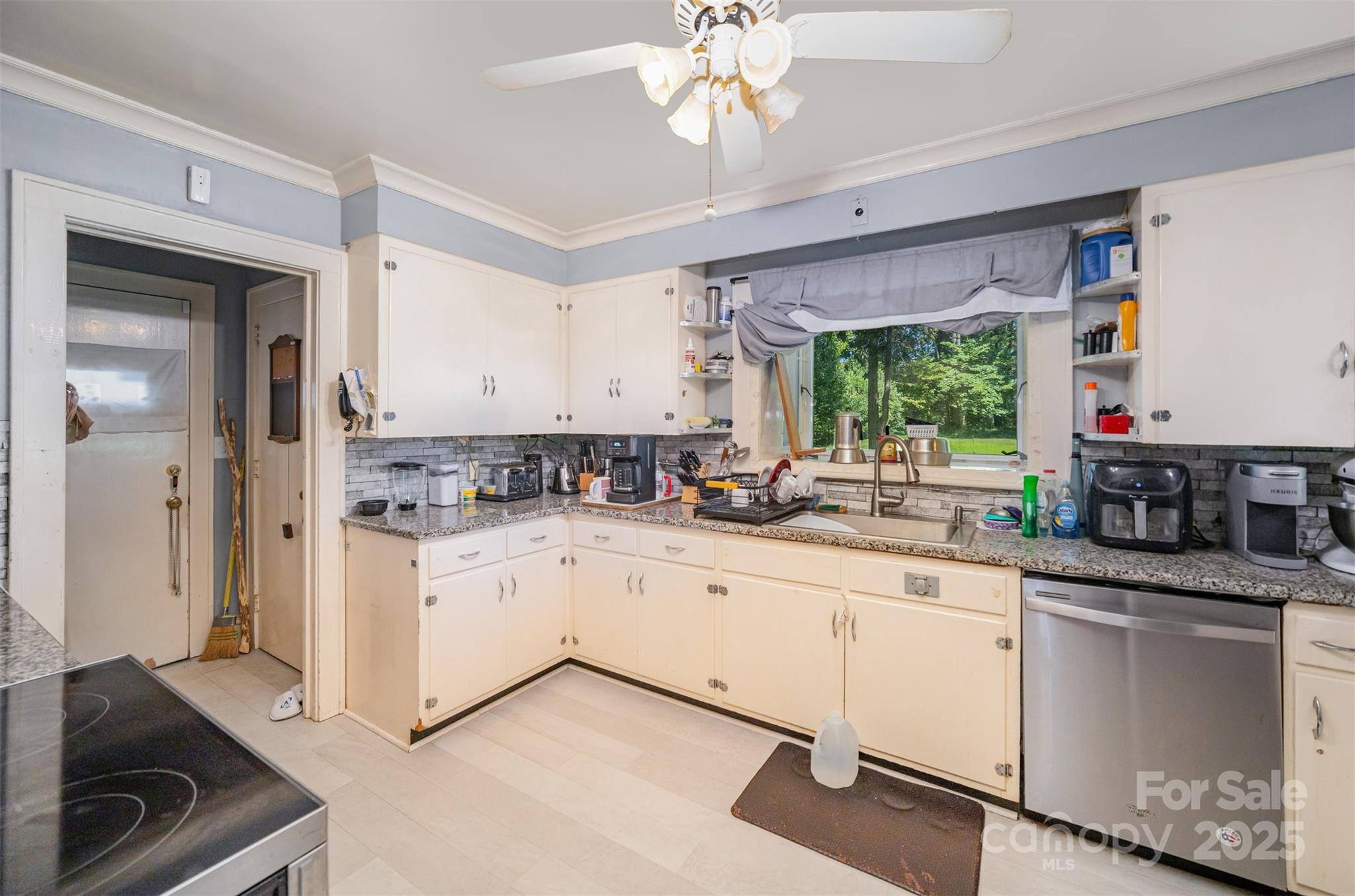 1612 Statesville Boulevard Property Photo 3