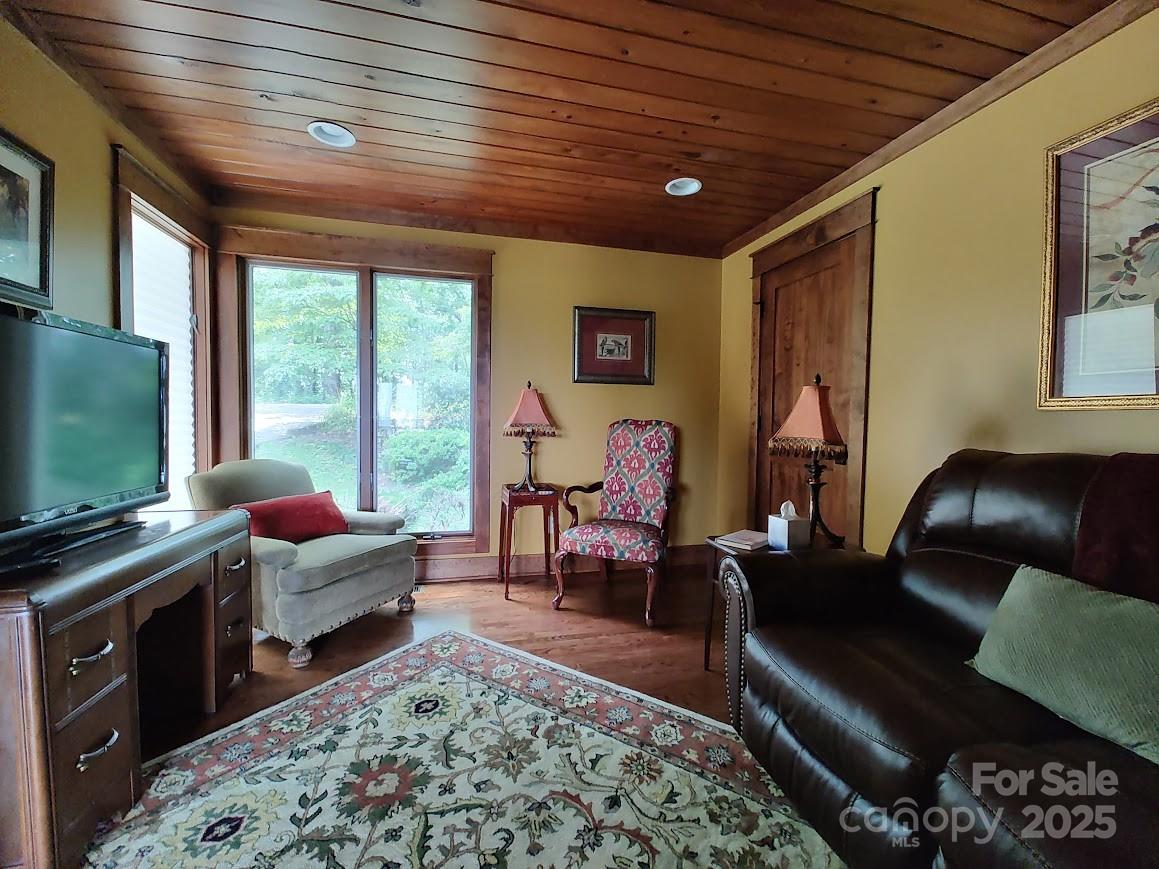 545 Summit Road Property Photo 5