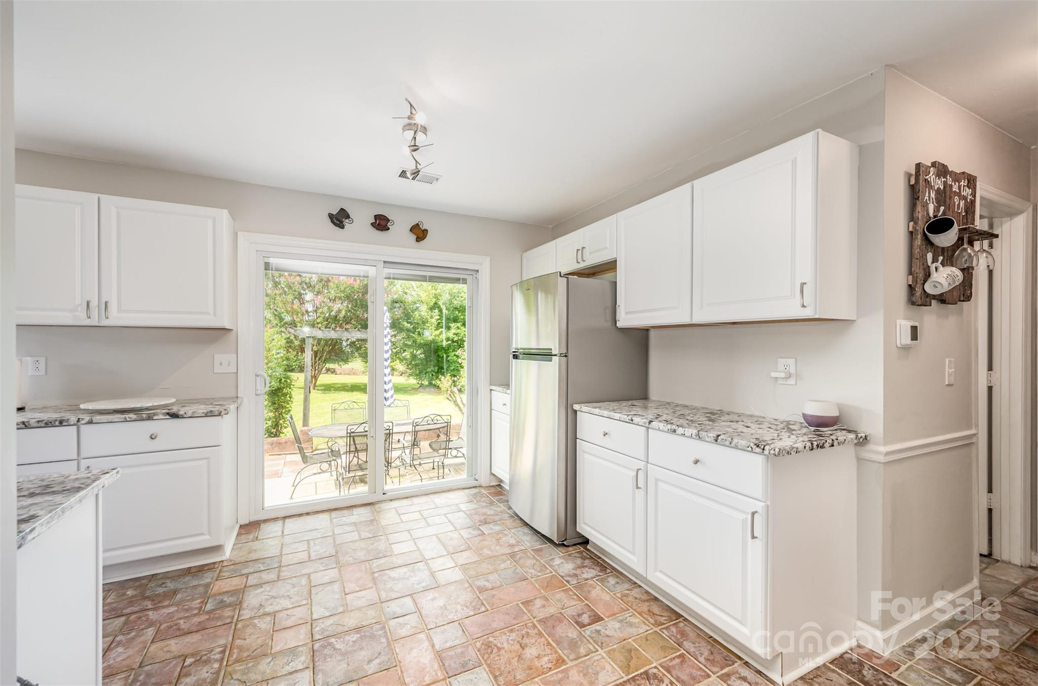 2424 Castlecomer Drive Property Photo 7