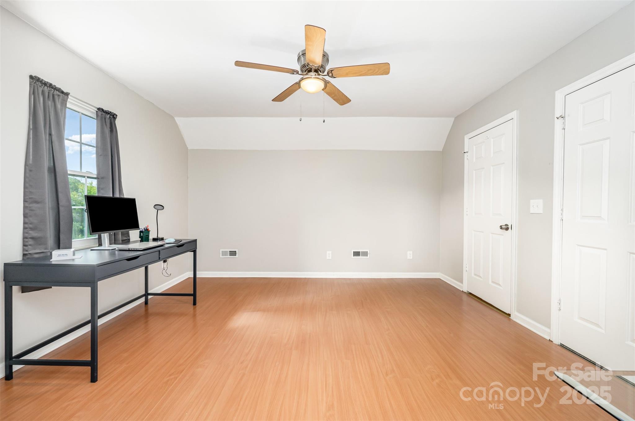 2424 Castlecomer Drive Property Photo 14