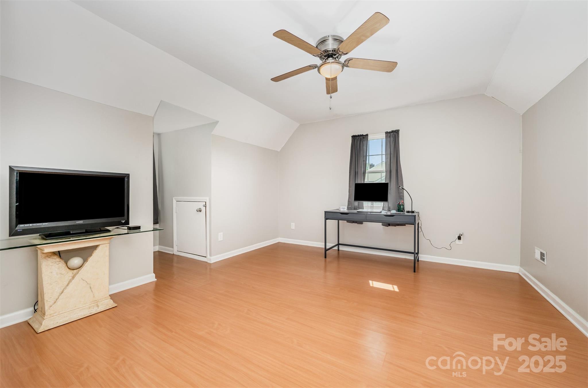 2424 Castlecomer Drive Property Photo 15