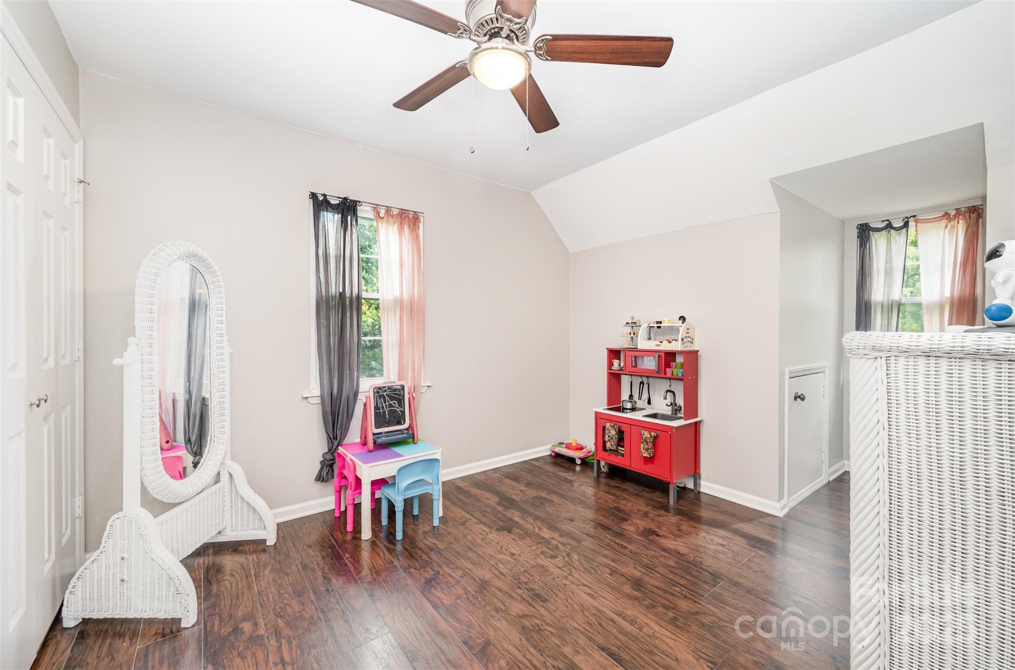 2424 Castlecomer Drive Property Photo 18