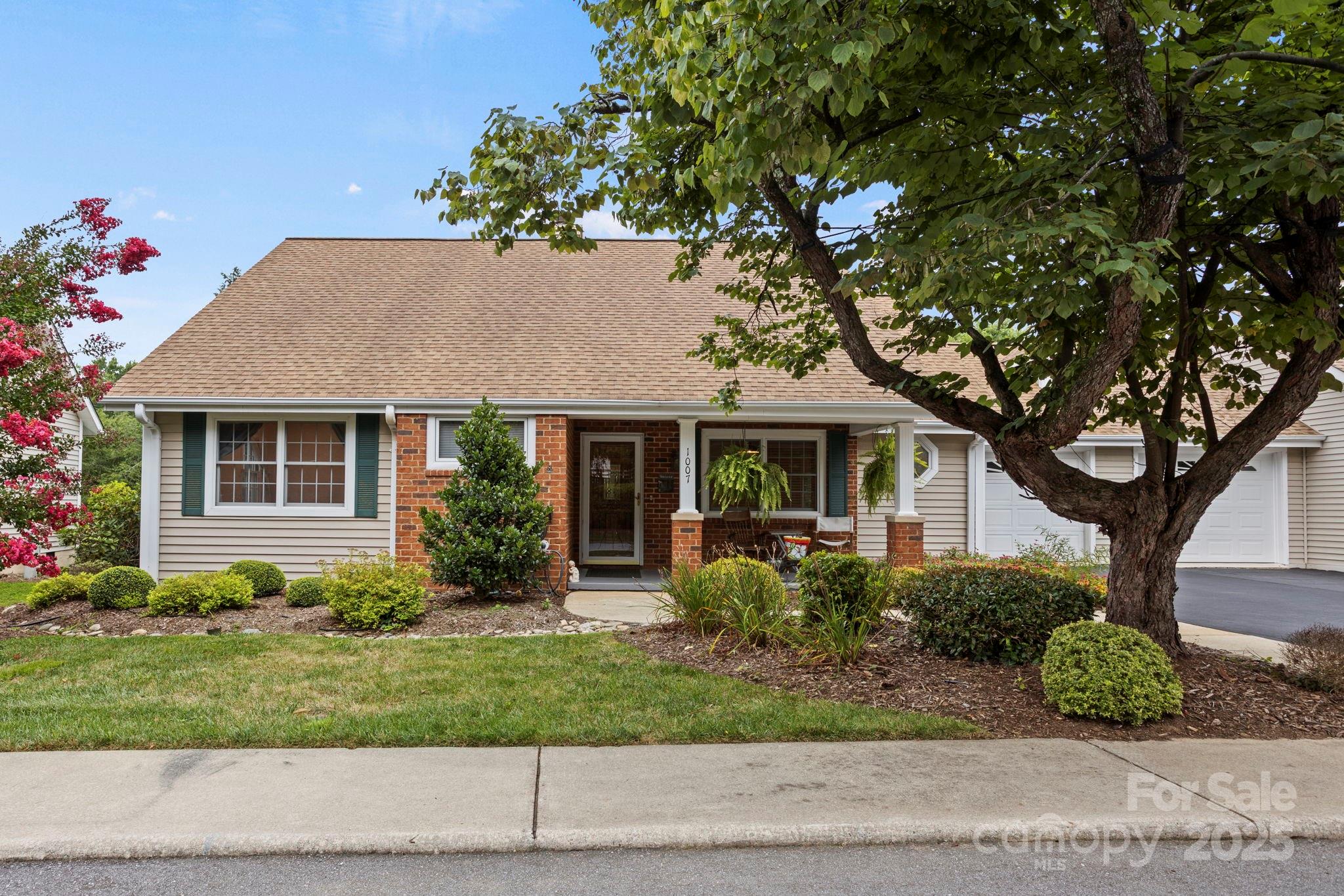 1007 Saddlebrook Drive Property Photo 1