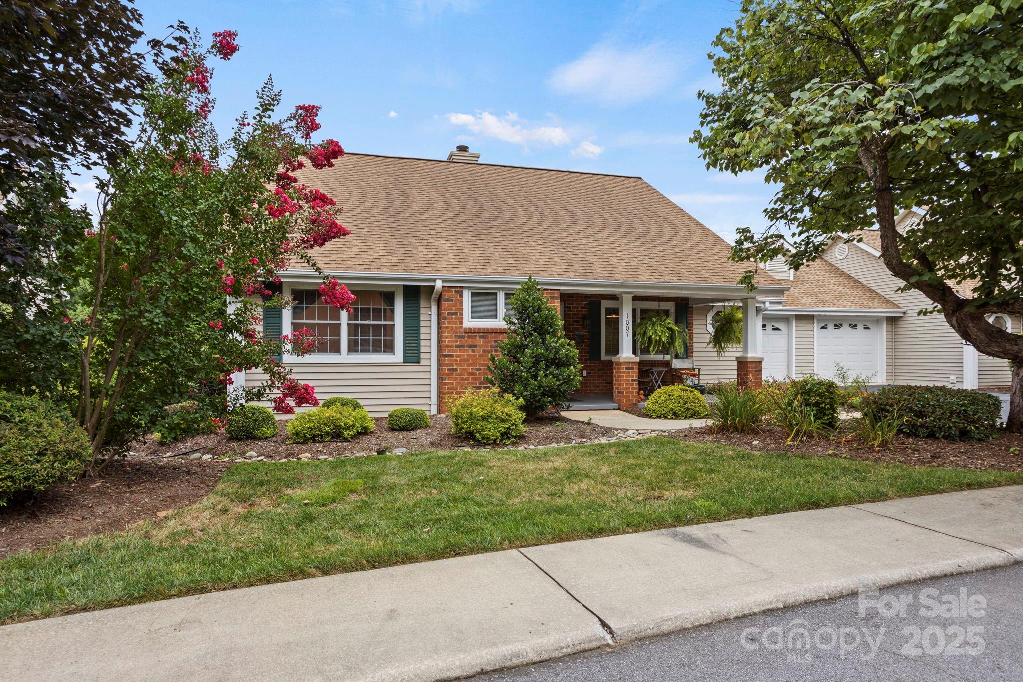 1007 Saddlebrook Drive Property Photo 2