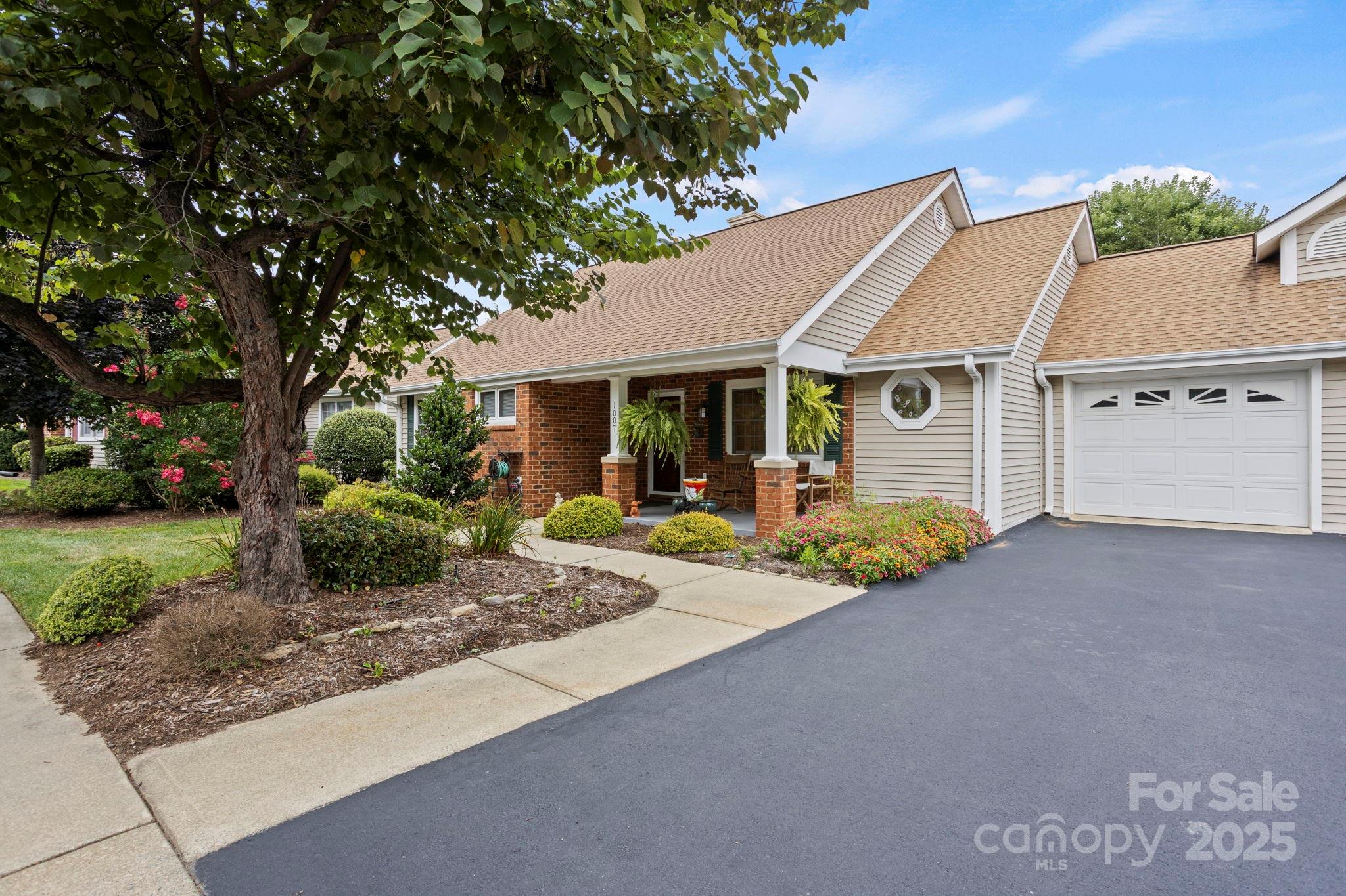 1007 Saddlebrook Drive Property Photo 3