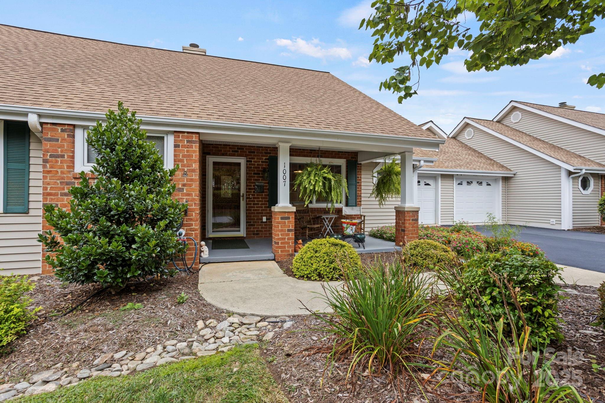 1007 Saddlebrook Drive Property Photo 4