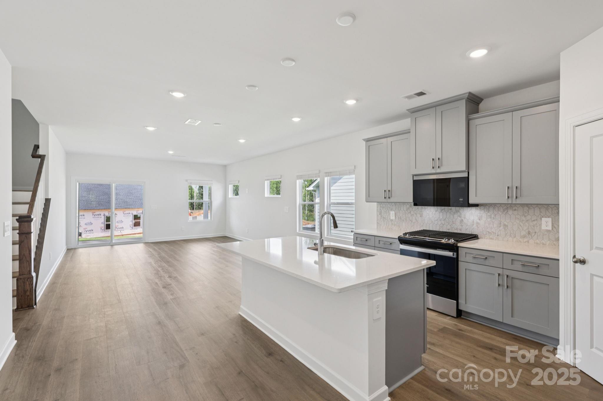 708 Palmer Pendleton Way Property Photo 4