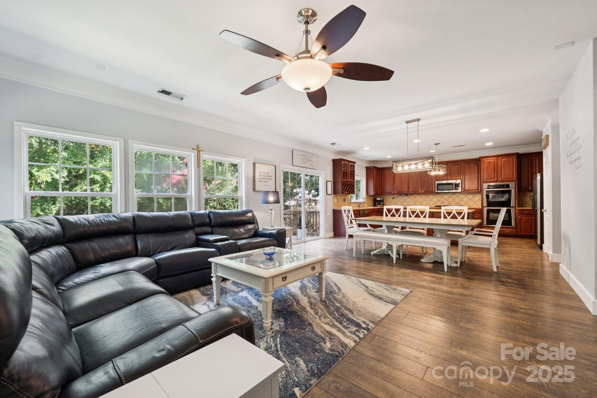 524 Buttercup Way Property Photo 6