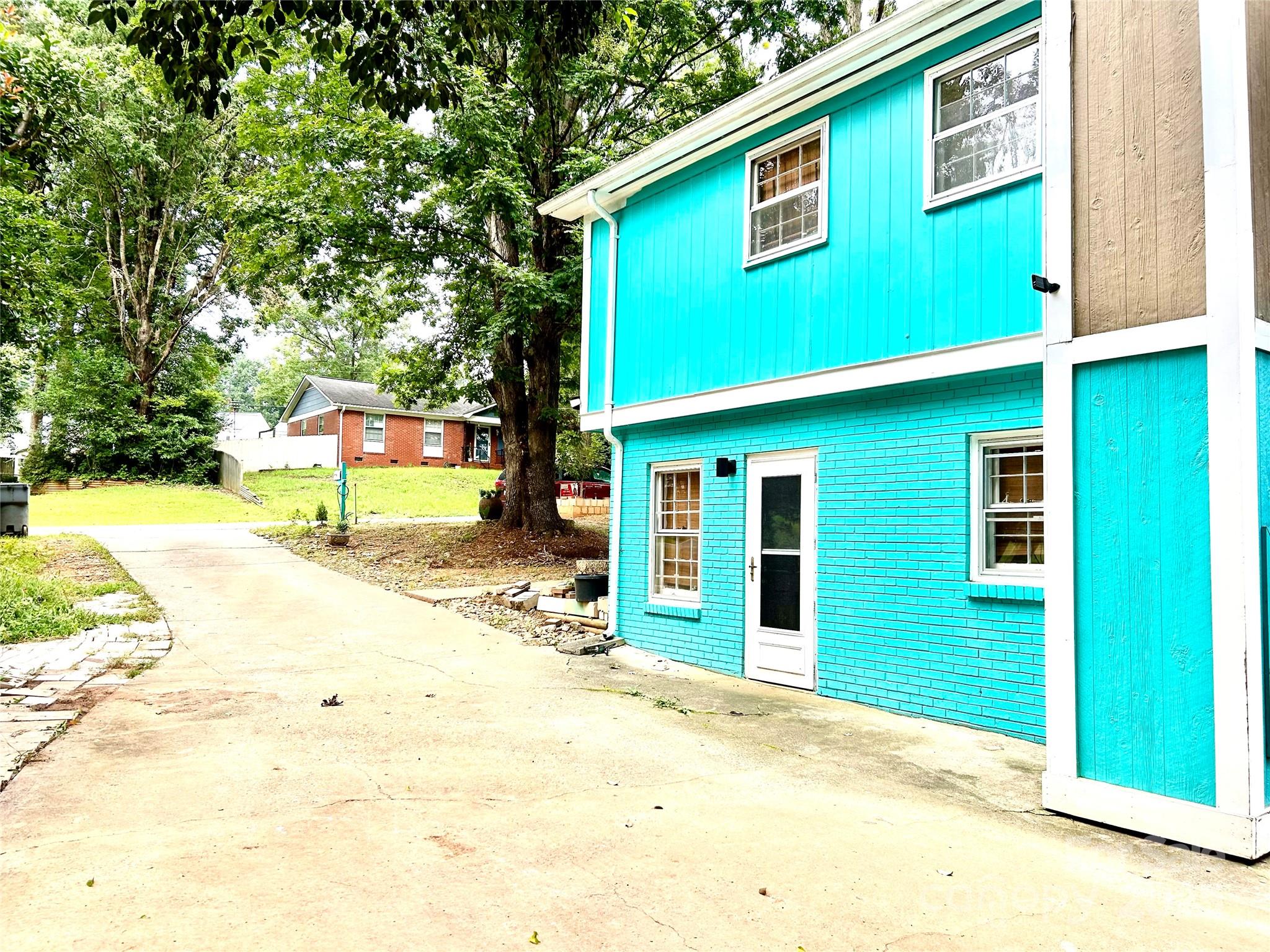 6708 Lynmont Drive Property Photo 3