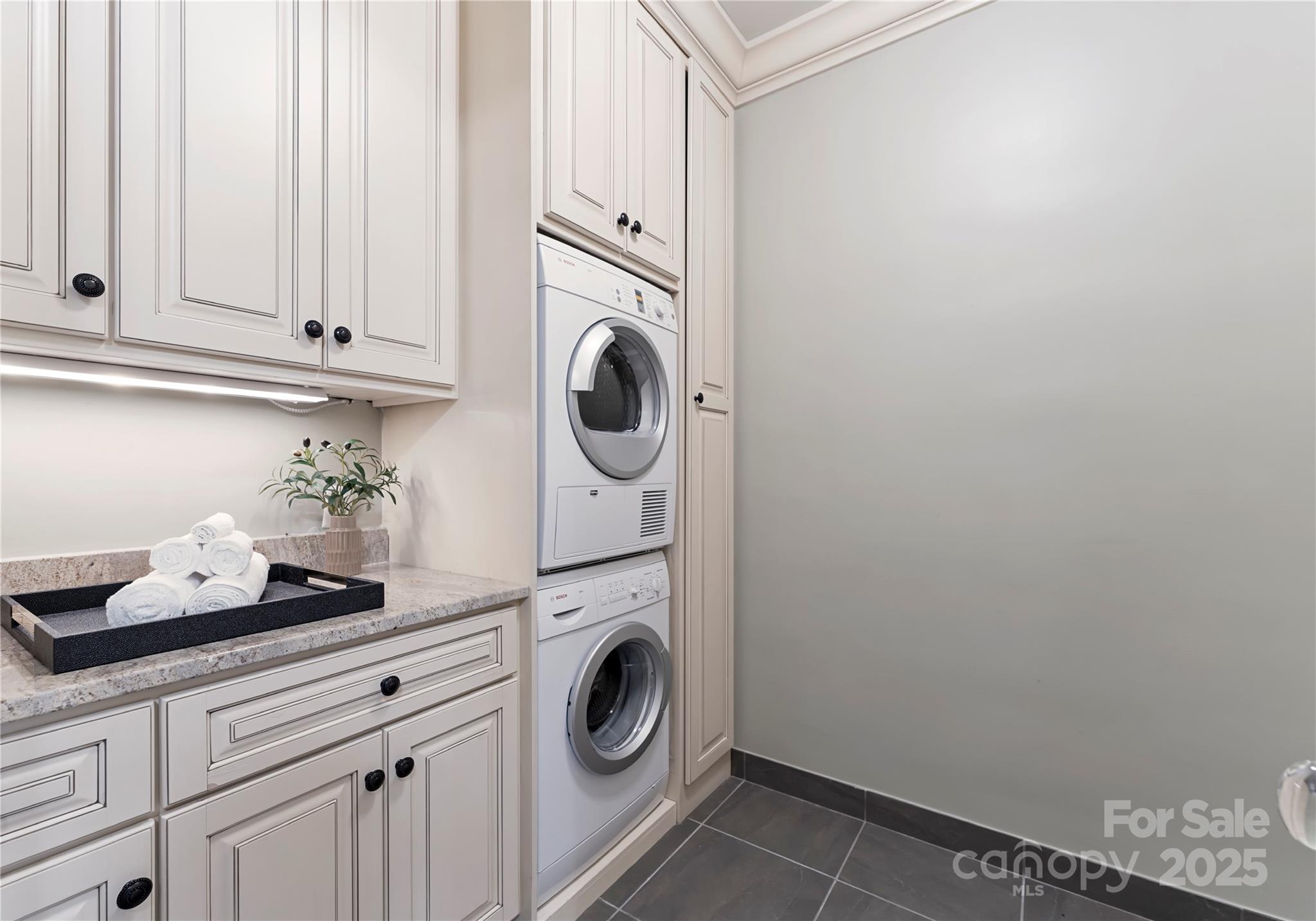 215 N Pine Street 4301/4302 Property Photo 9