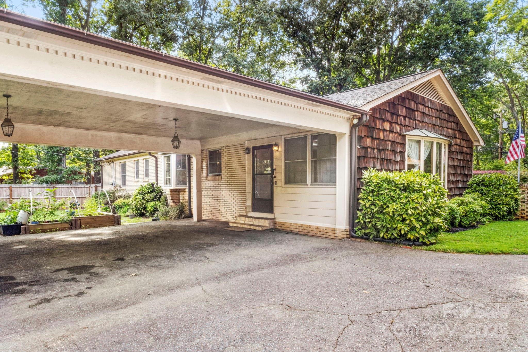 2532 Carroll Street Property Photo 4