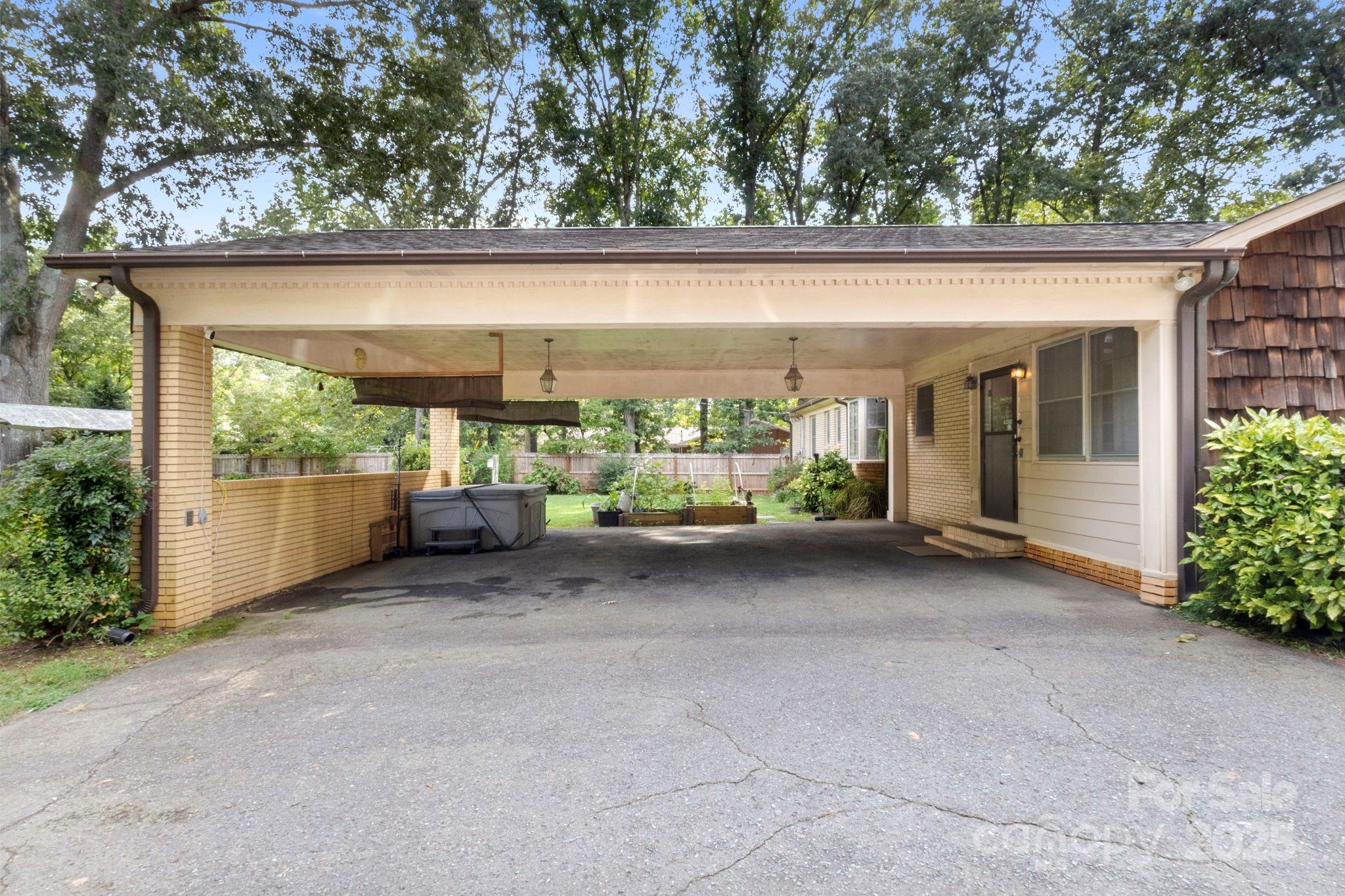 2532 Carroll Street Property Photo 6