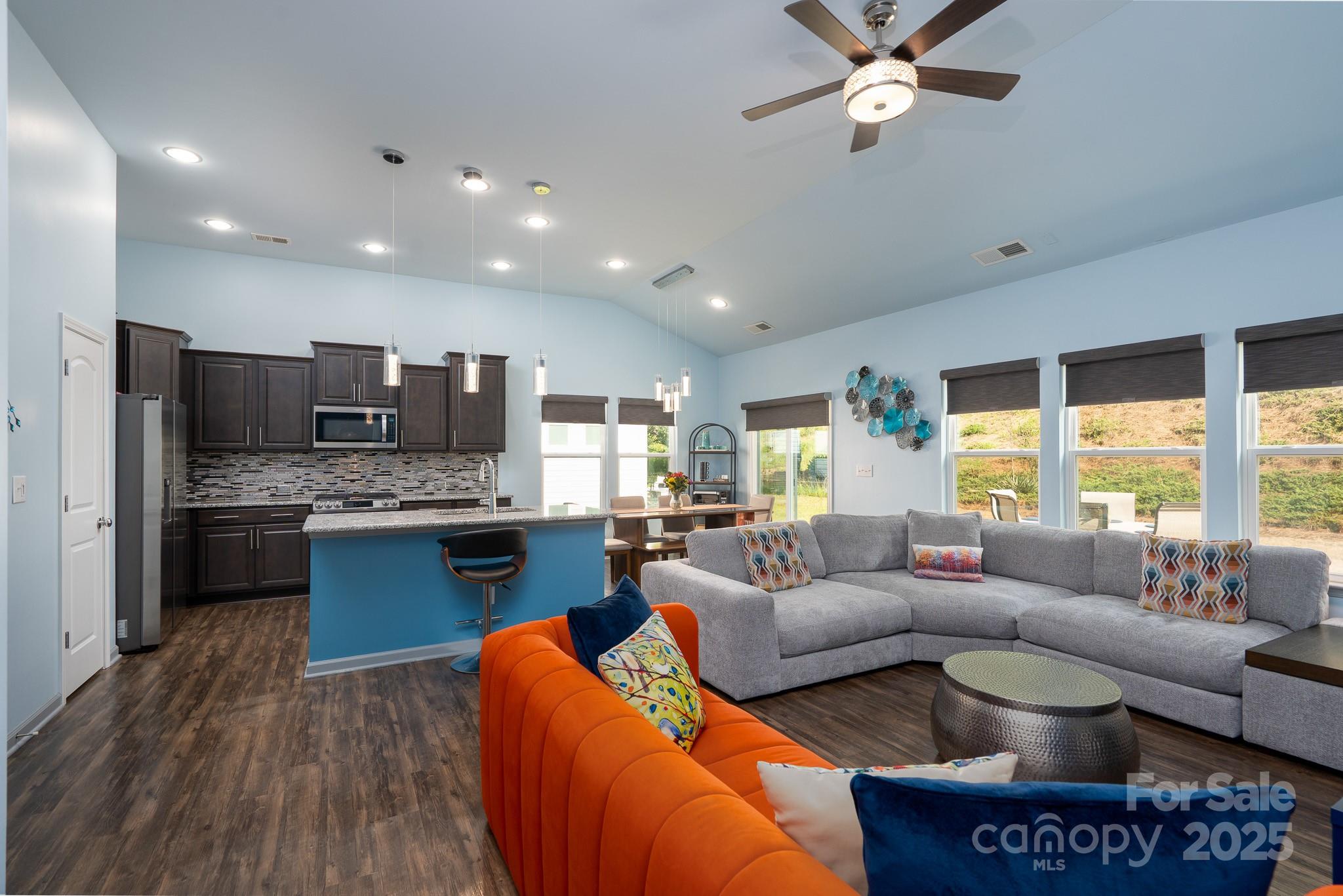 202 Paradise Hills Circle Property Photo 3