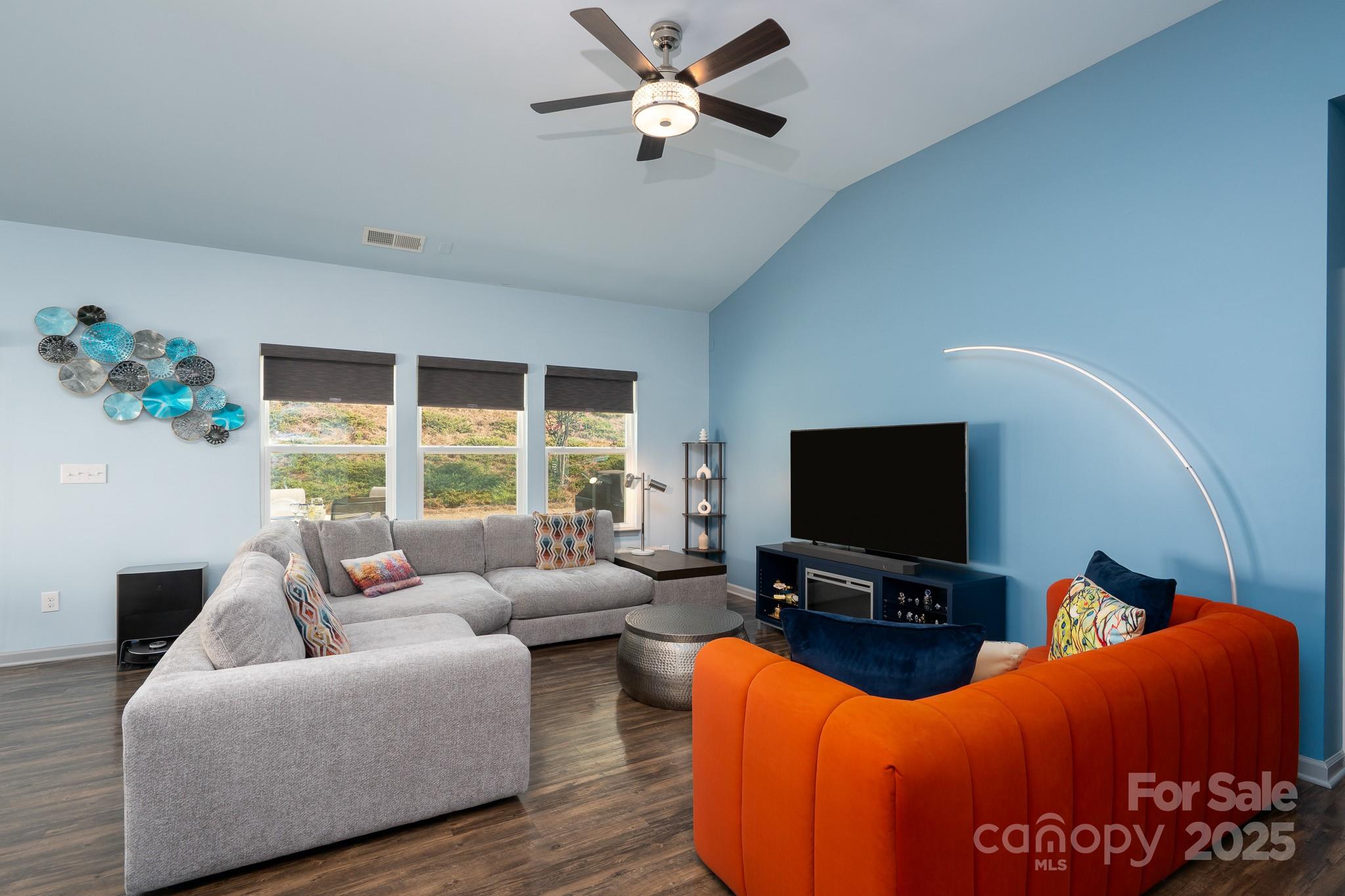 202 Paradise Hills Circle Property Photo 4