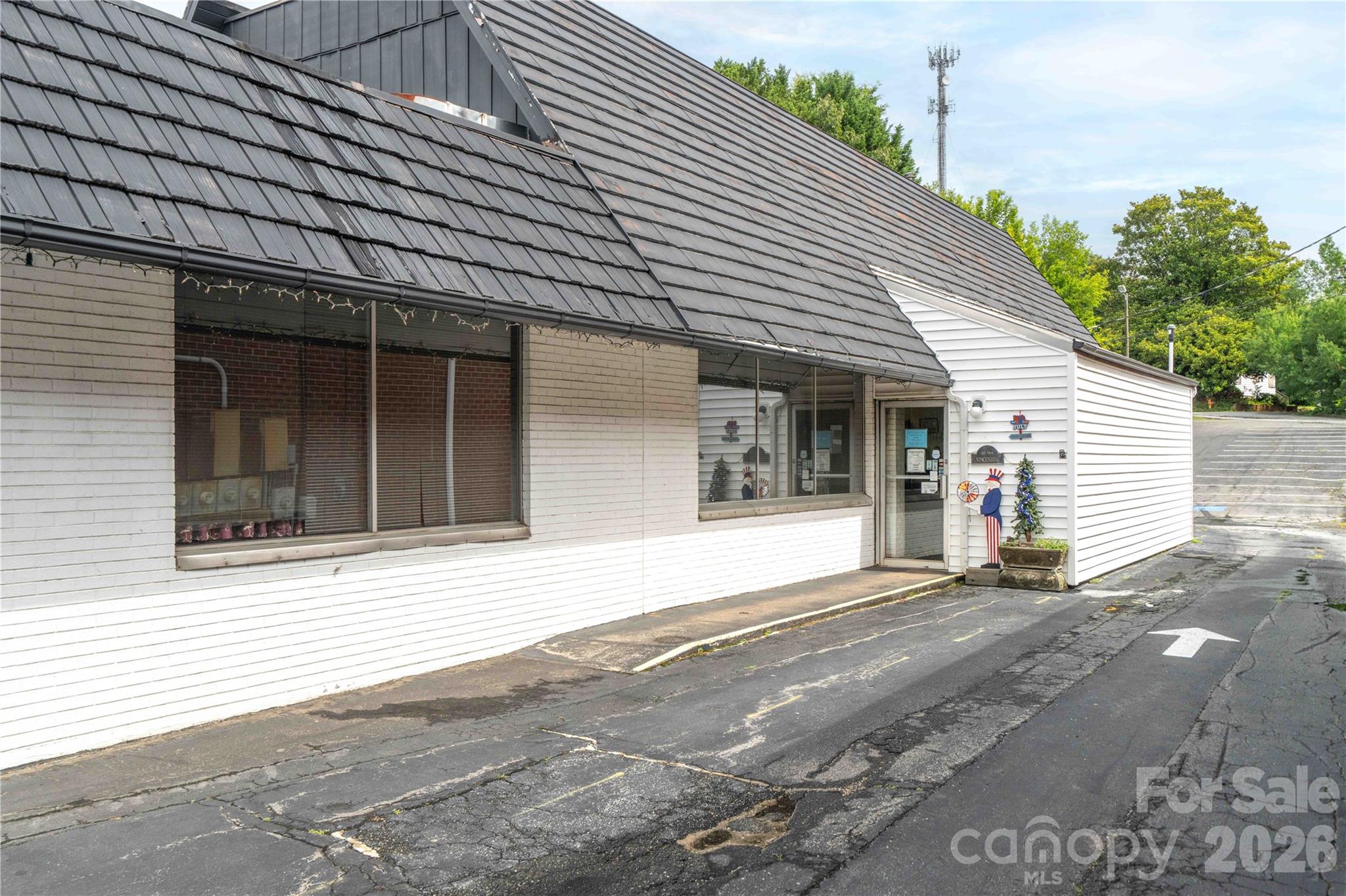 3449 Robinhood Road Property Photo 4