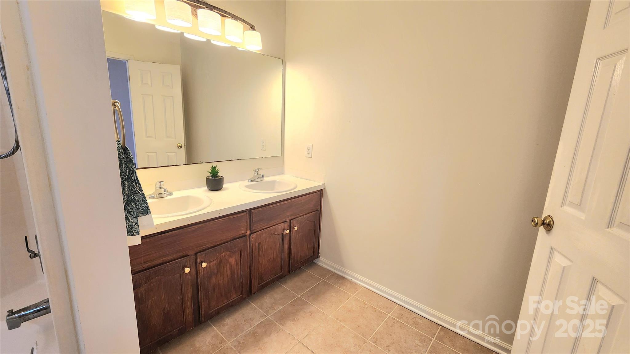 1066 Tremont Avenue Property Photo 12