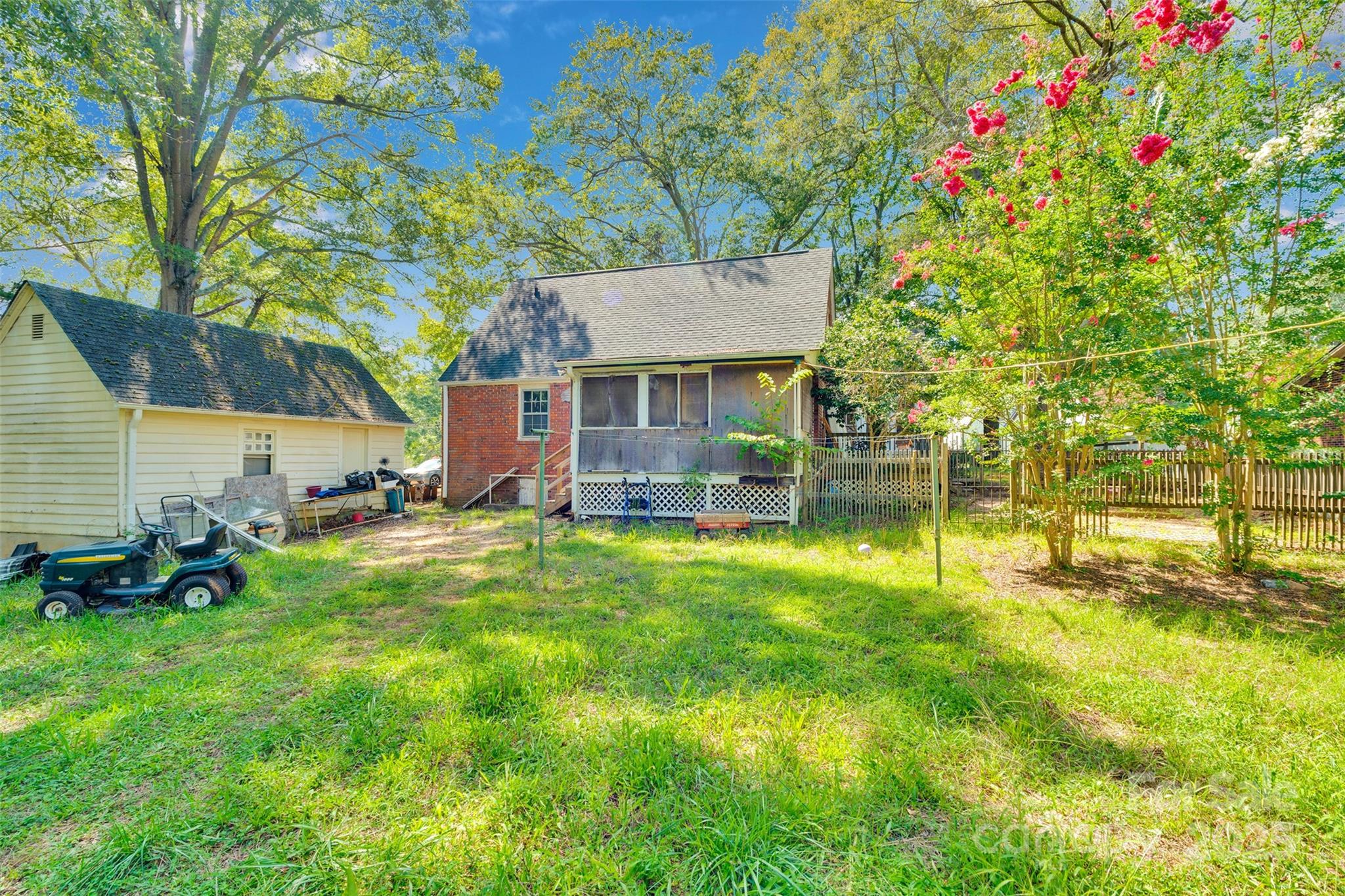 409 Gold Street Property Photo 5