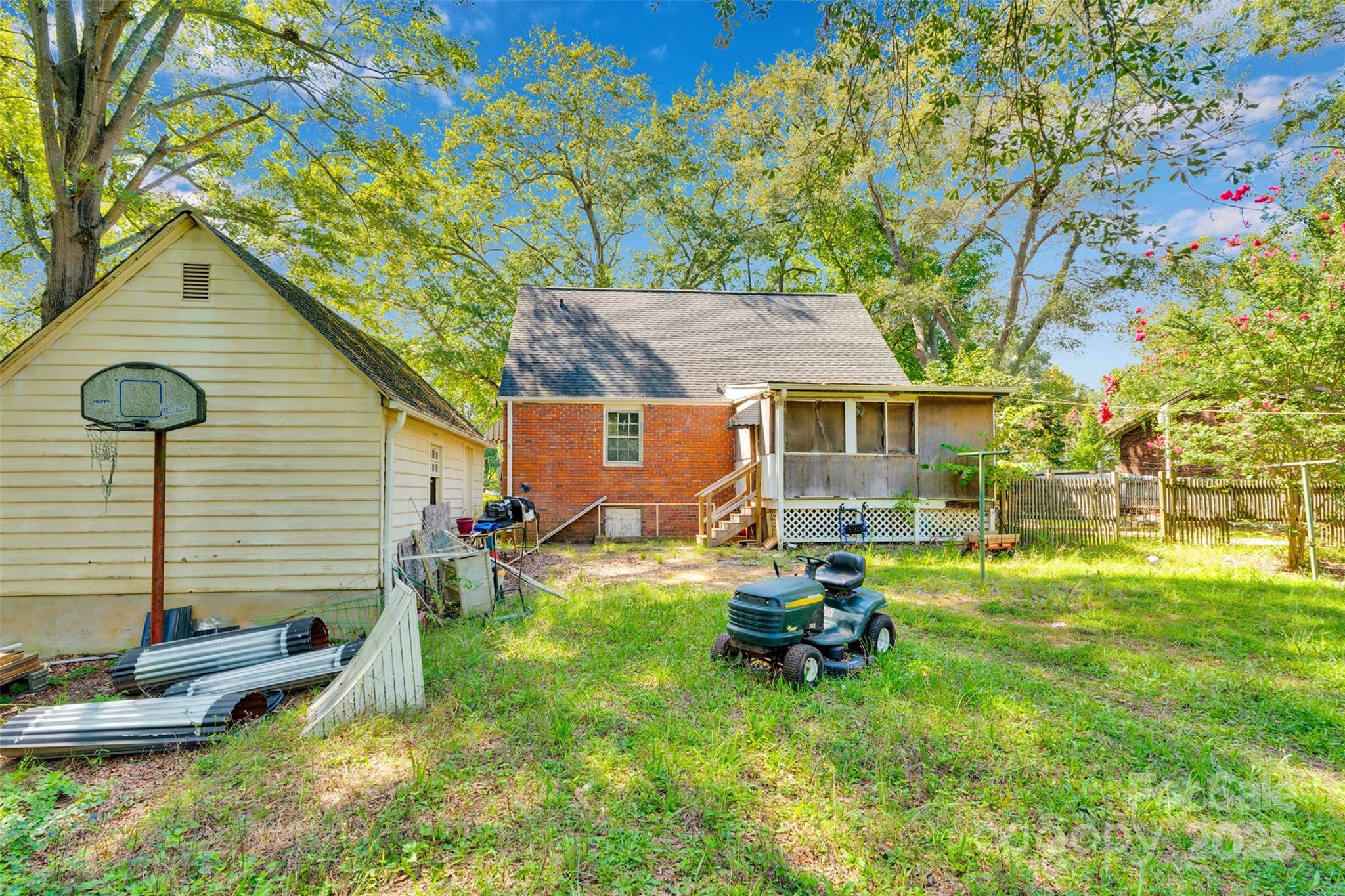 409 Gold Street Property Photo 6
