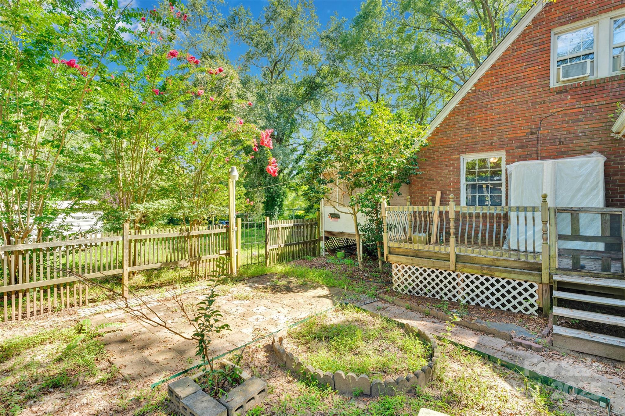 409 Gold Street Property Photo 8