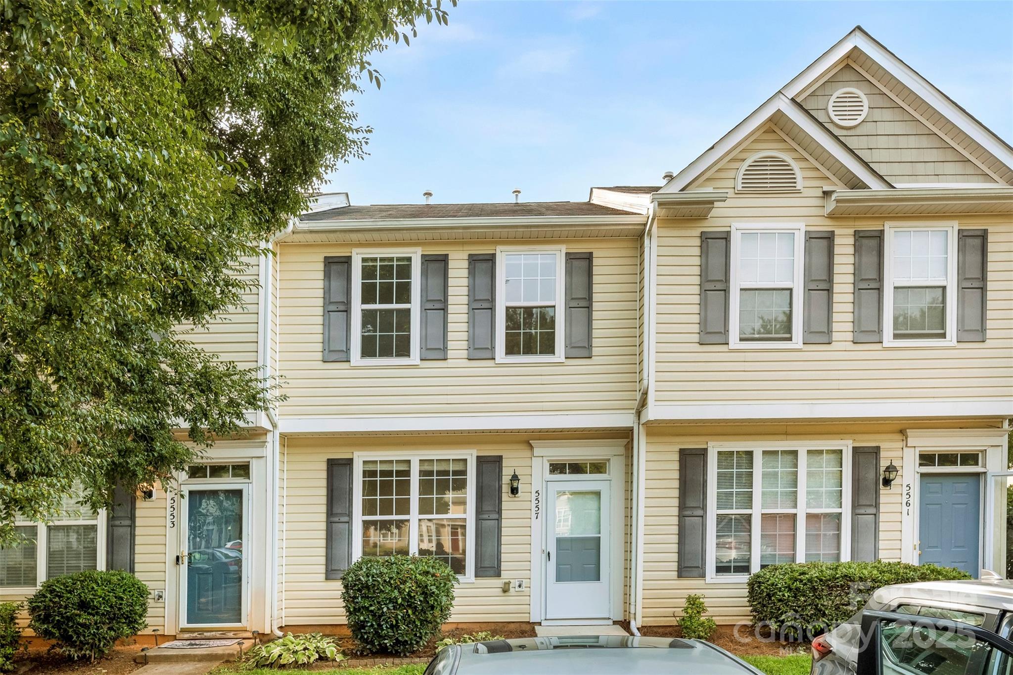 5557 Seths Drive Property Photo 1