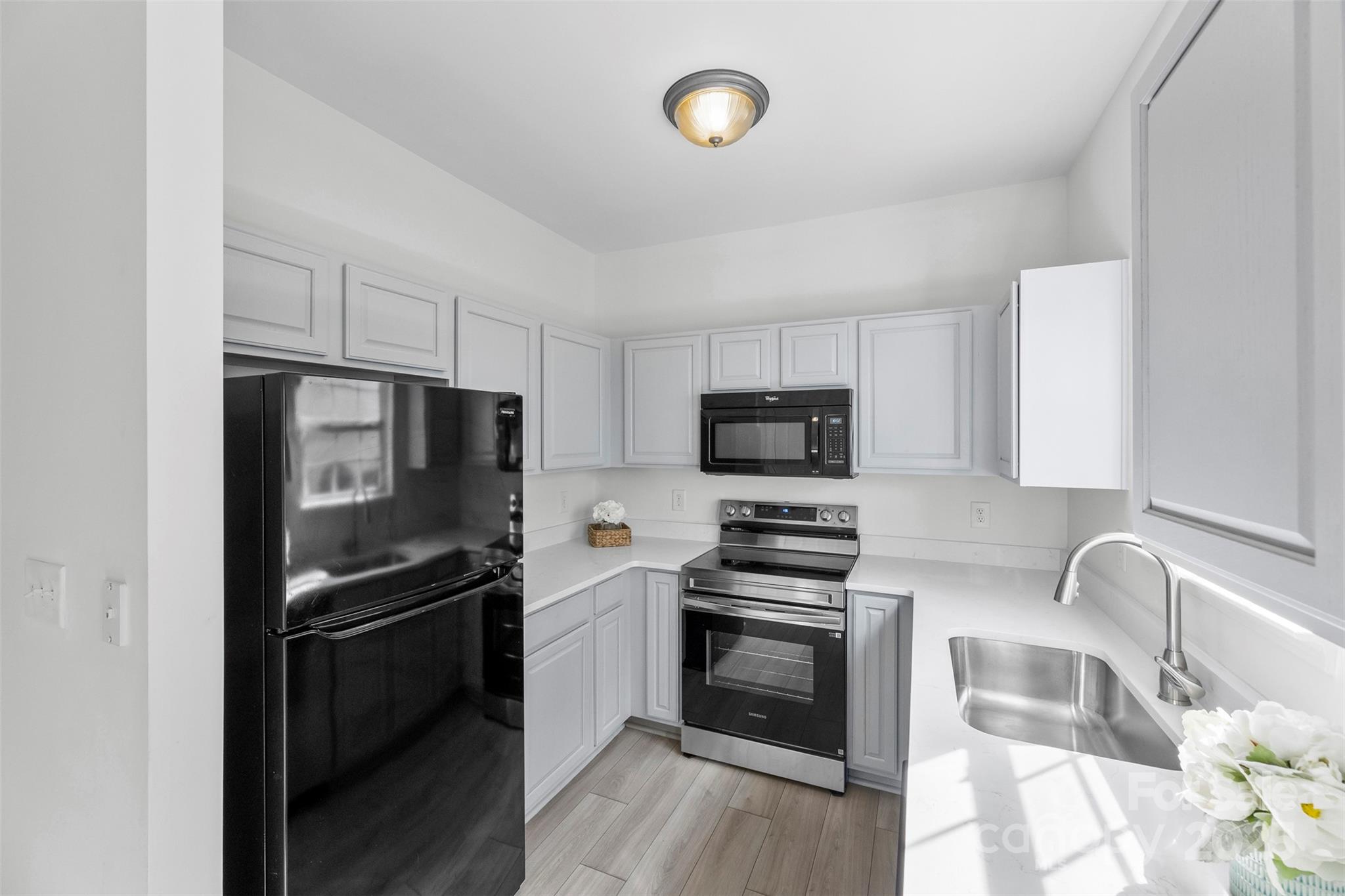 5557 Seths Drive Property Photo 7