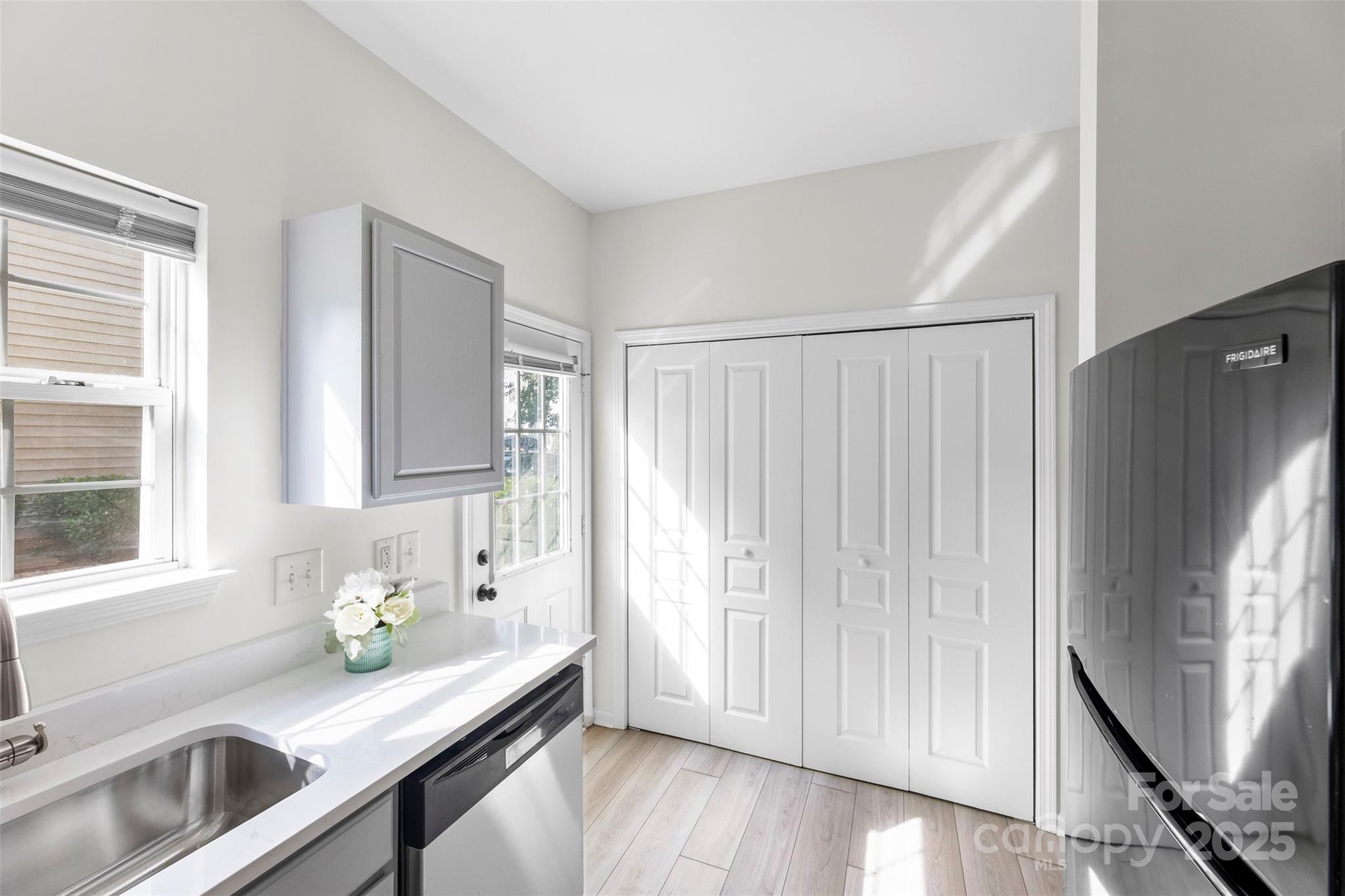 5557 Seths Drive Property Photo 8