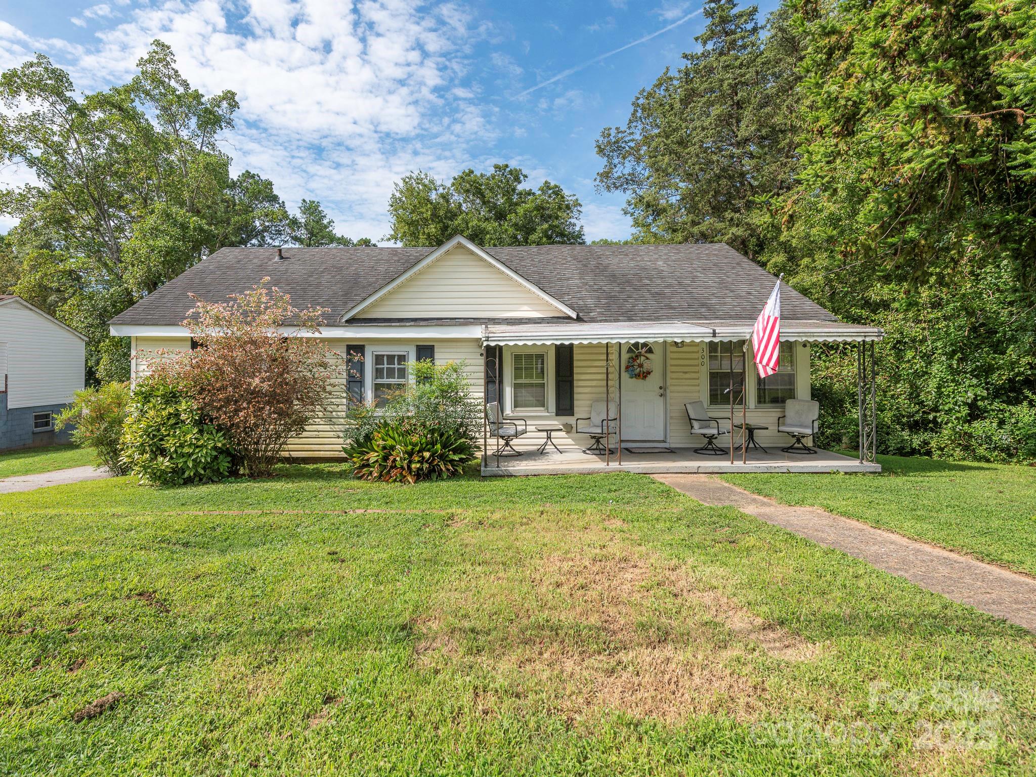 300 E Oneal Street Property Photo 1