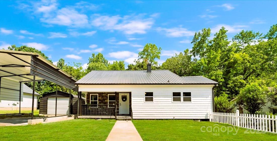 2105 Woodlawn Street Property Photo 1