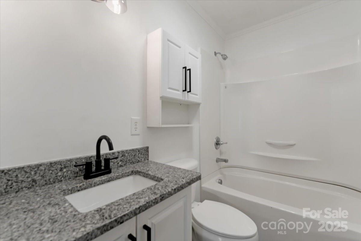 2105 Woodlawn Street Property Photo 11