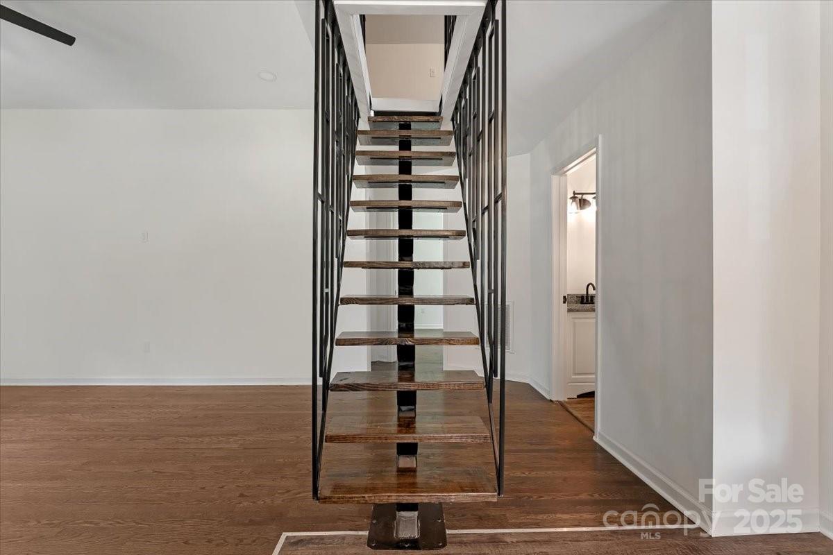 2105 Woodlawn Street Property Photo 14