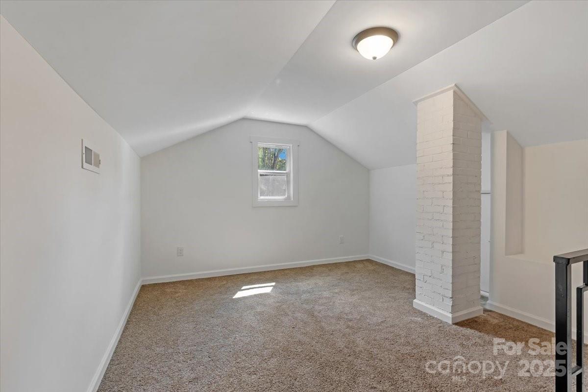 2105 Woodlawn Street Property Photo 15