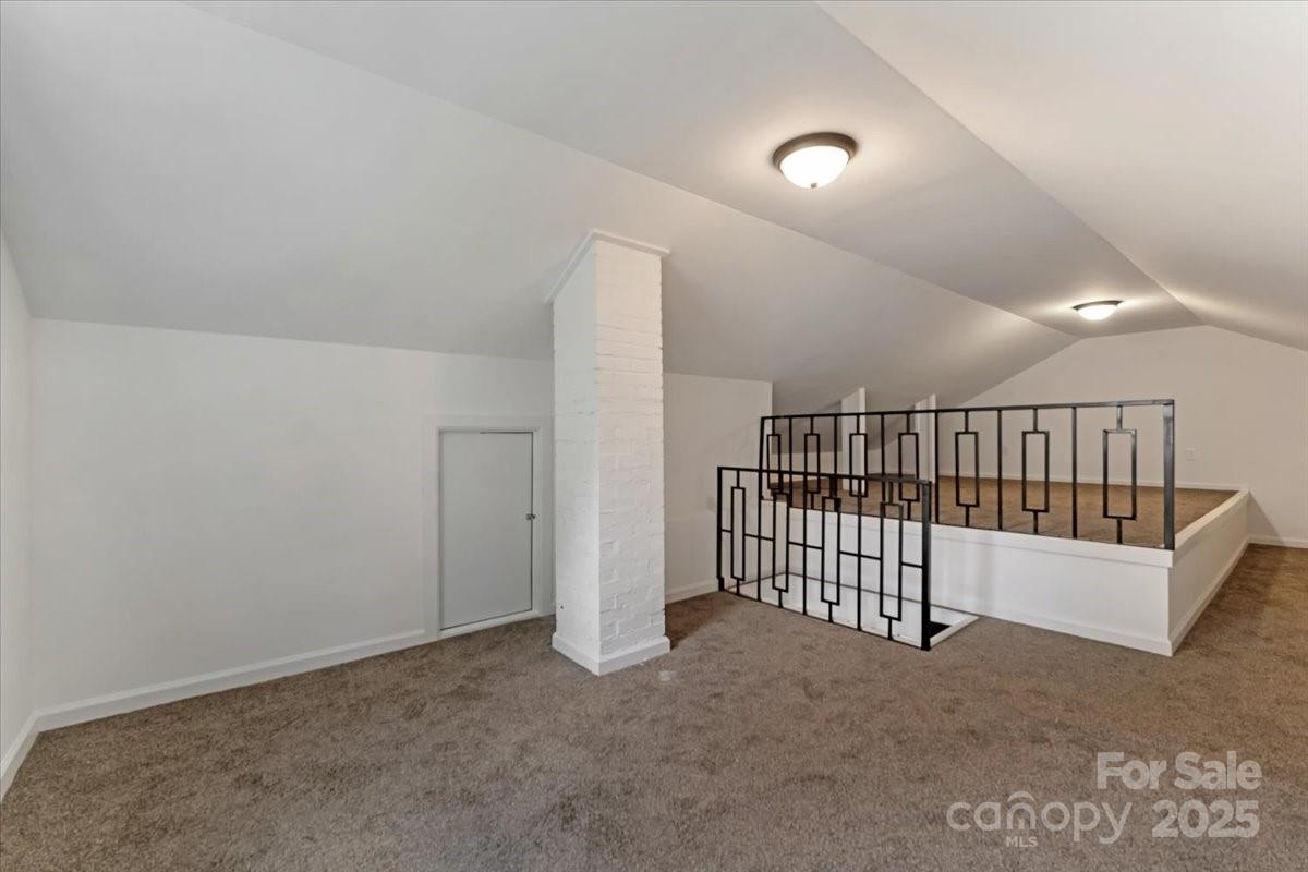 2105 Woodlawn Street Property Photo 16