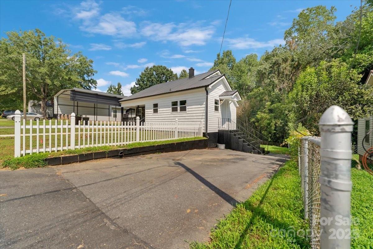 2105 Woodlawn Street Property Photo 17