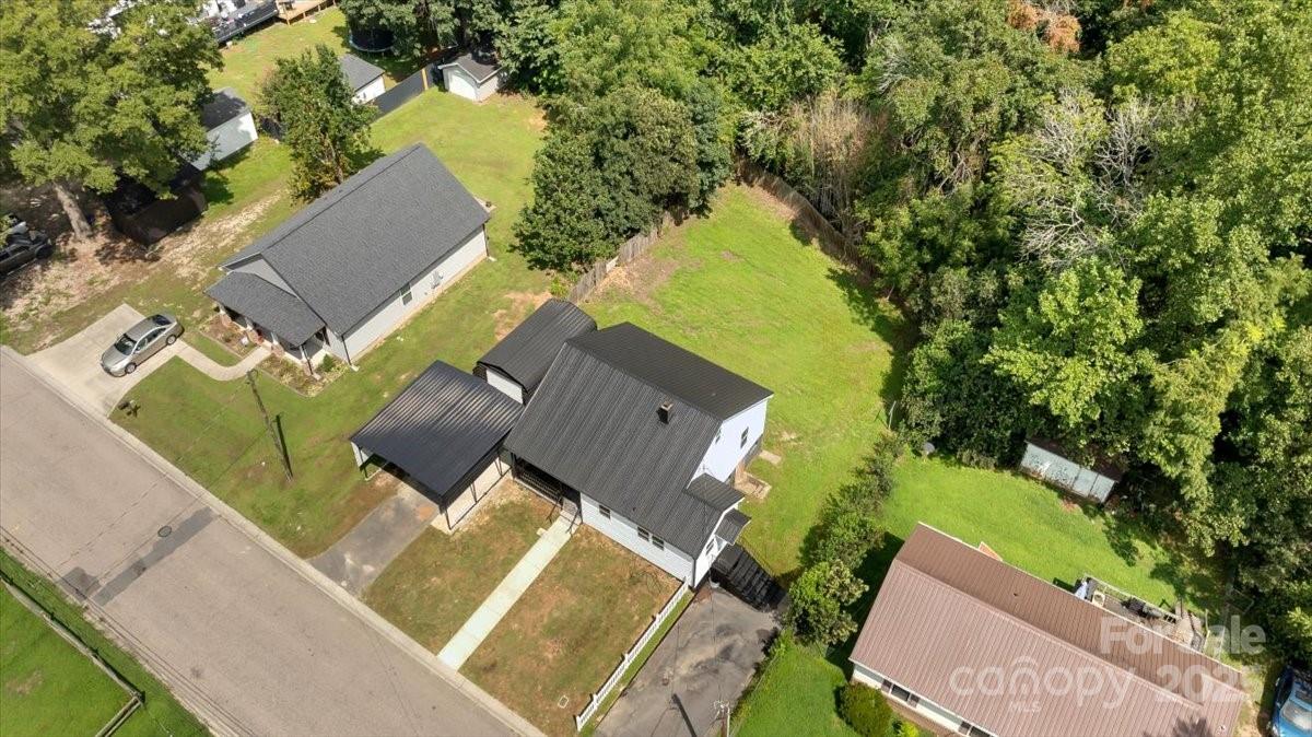 2105 Woodlawn Street Property Photo 18