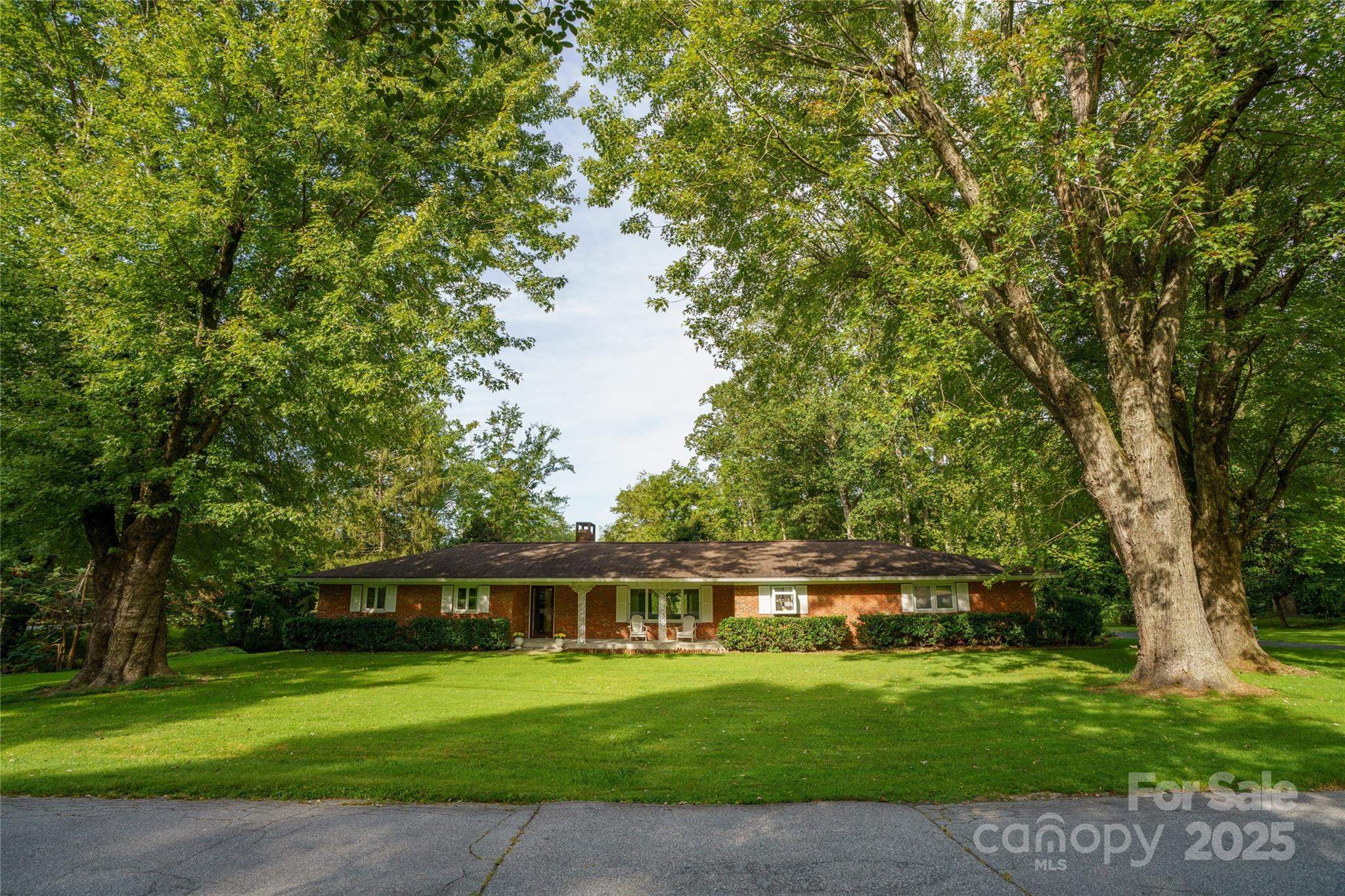 335 Lake Circle Drive Property Photo 1