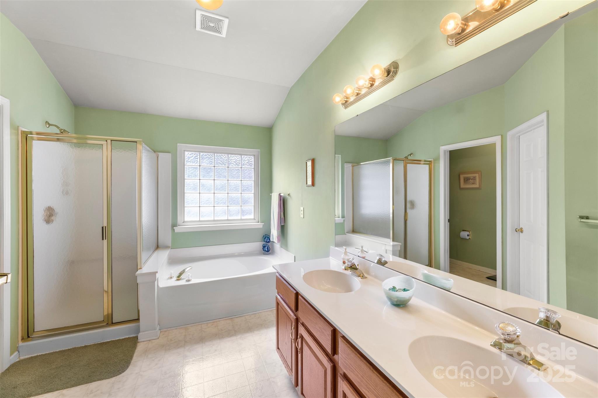 17240 Georgian Hall Drive Property Photo 21