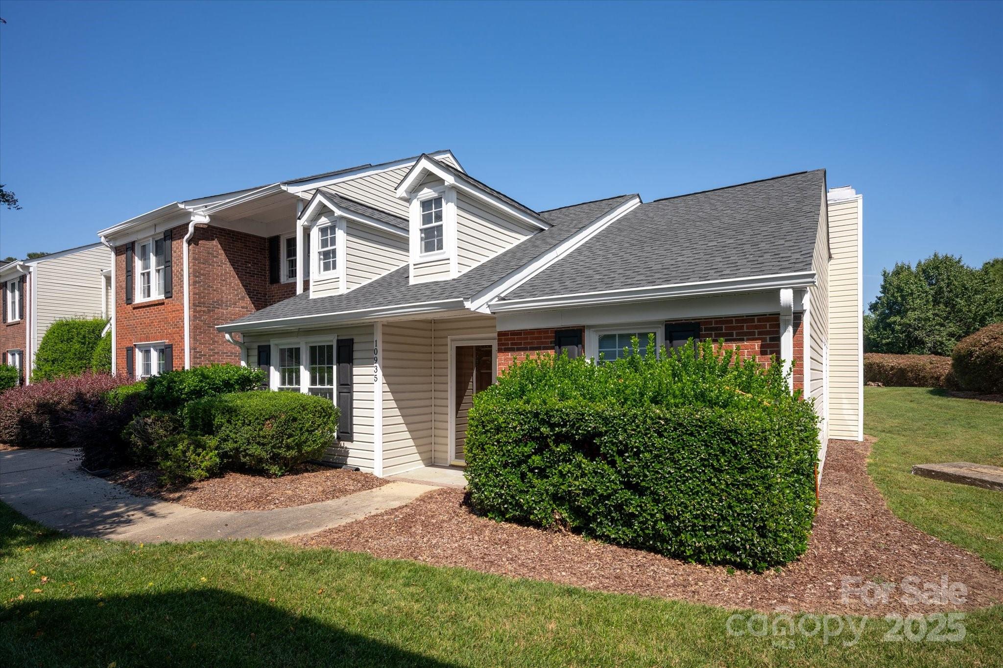 10935 Winterbourne Court Property Photo 3