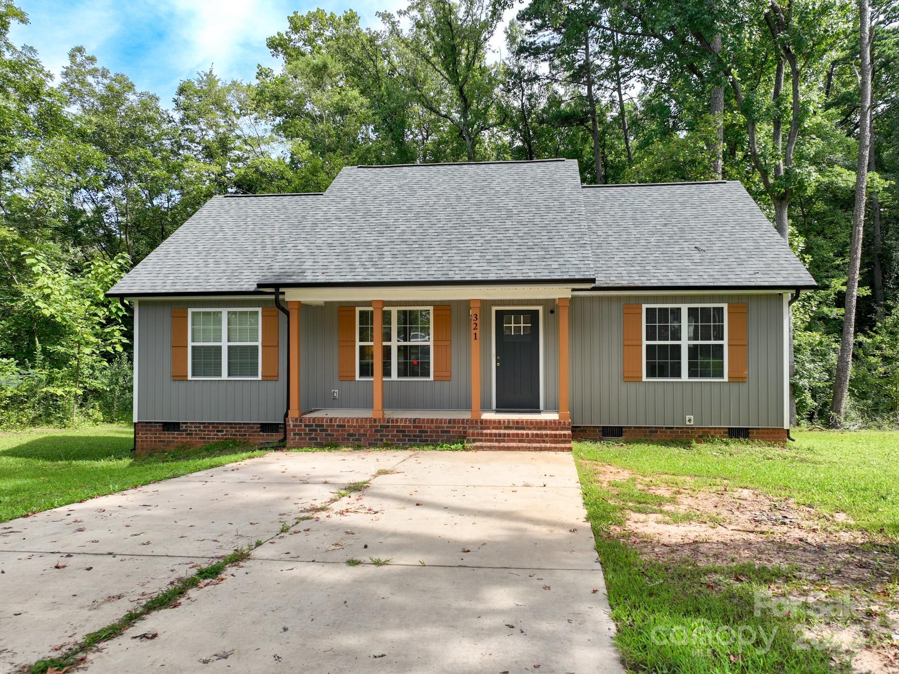 321 E Torbush Drive Property Photo 1